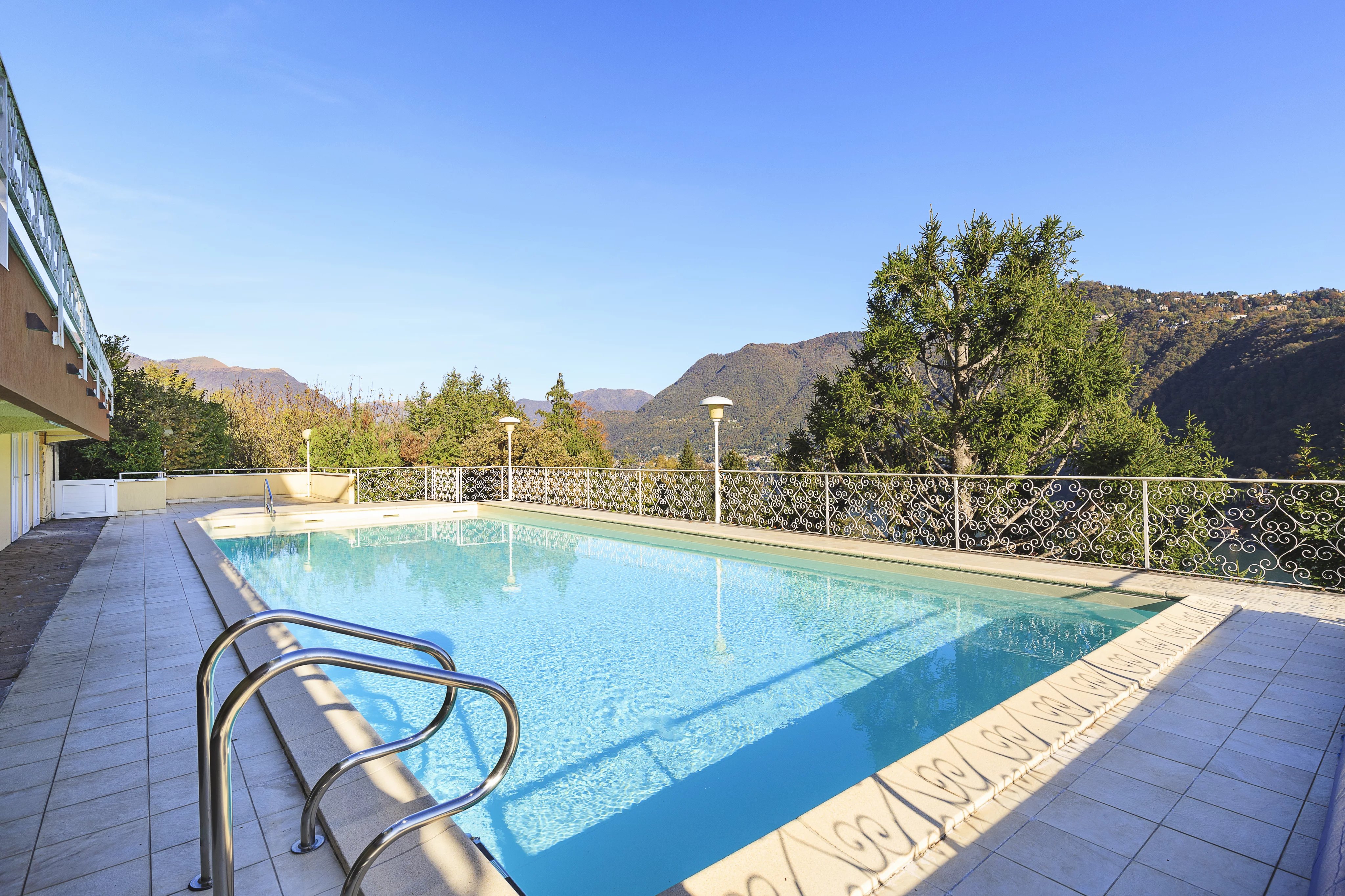 Multi-room apartment in prestigious building, with swimming pool, Lake Como - picture 7 title=