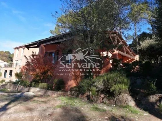 LORGUES LARGE VILLA 5 BEDROOMS SETS ON 4709 M²