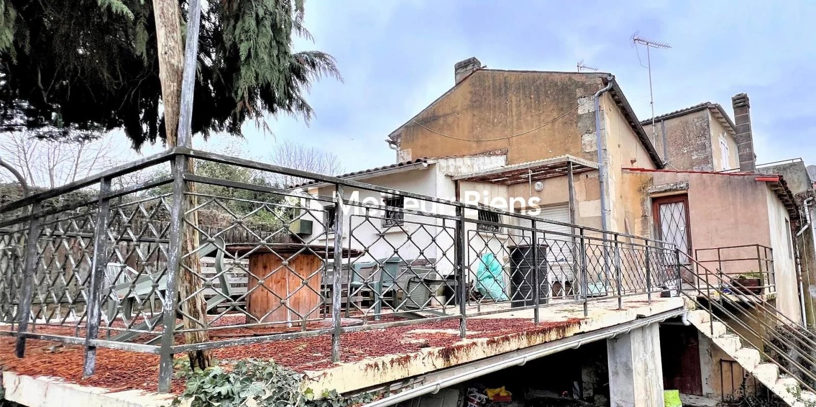 MAISON DE BOURG OFFRANT UN  BEAU POTENTIEL AVEC  TRAVAUX