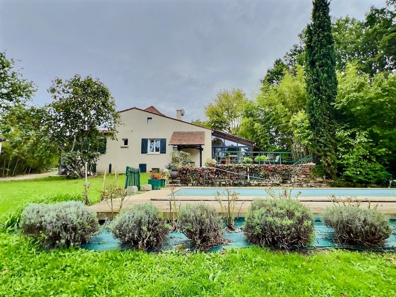 À PUJOLS, à quelques minutes de l'accès à Agen, dans un environnement calme et sans nuisances, découvrez cette agréable maison de plain-pied implantée sur un parc arboré offrant une vue dégagée sur l