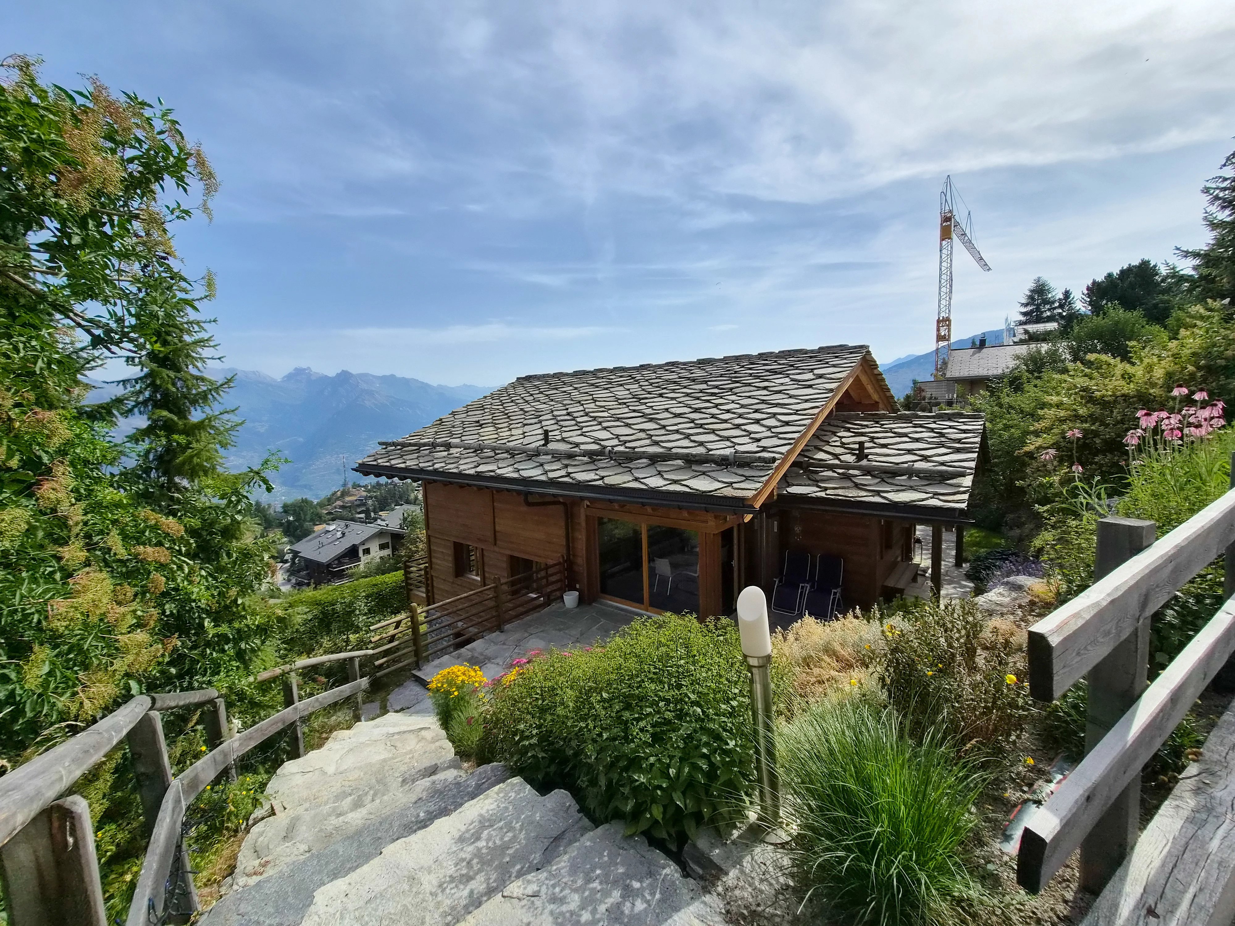Chalet d'exception au bord du bisse et proche des pistes de skis, à Nendaz !