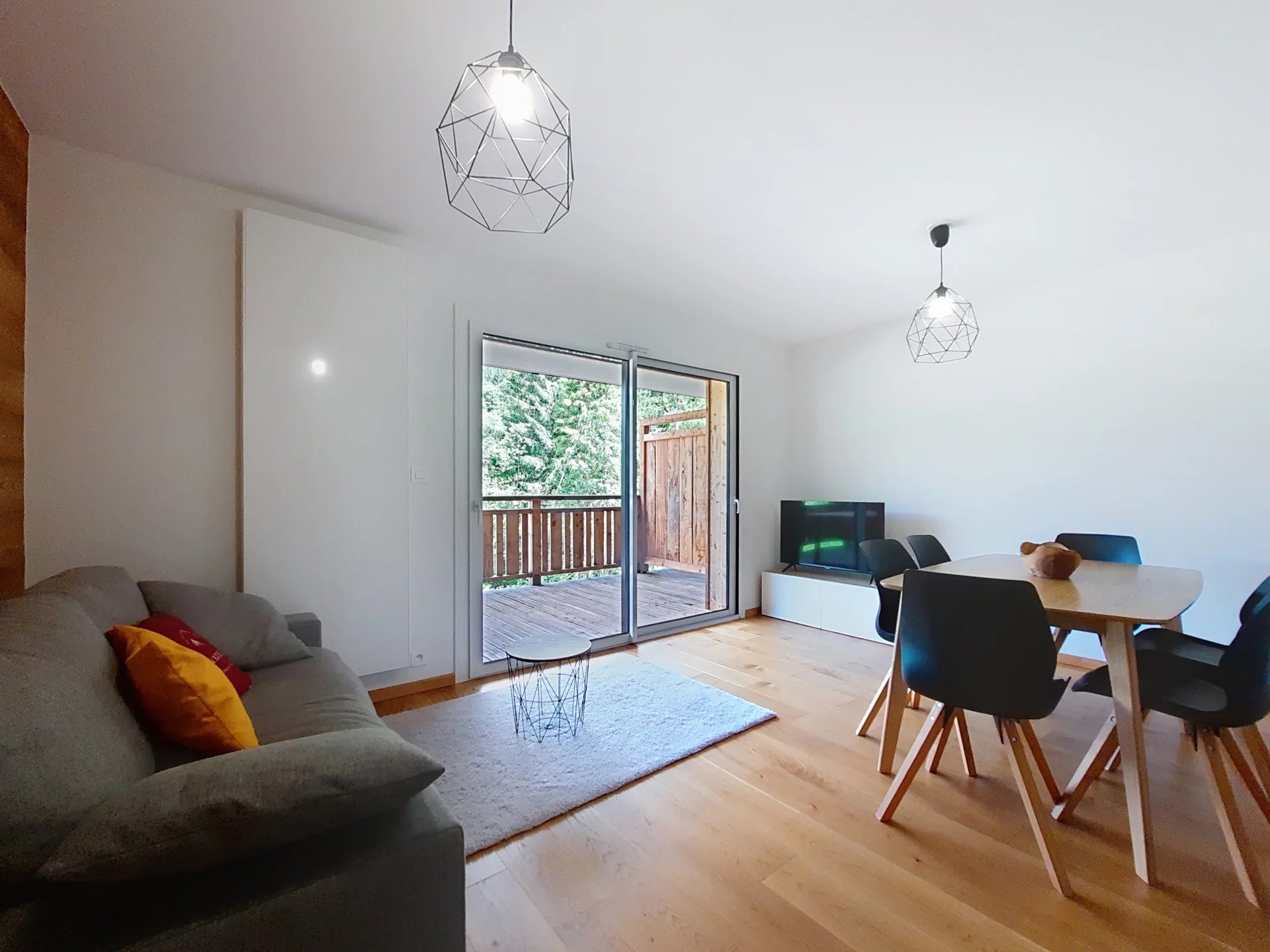 MAGNIFICENT RECENT 1 BEDROOM APARTMENT (2023)