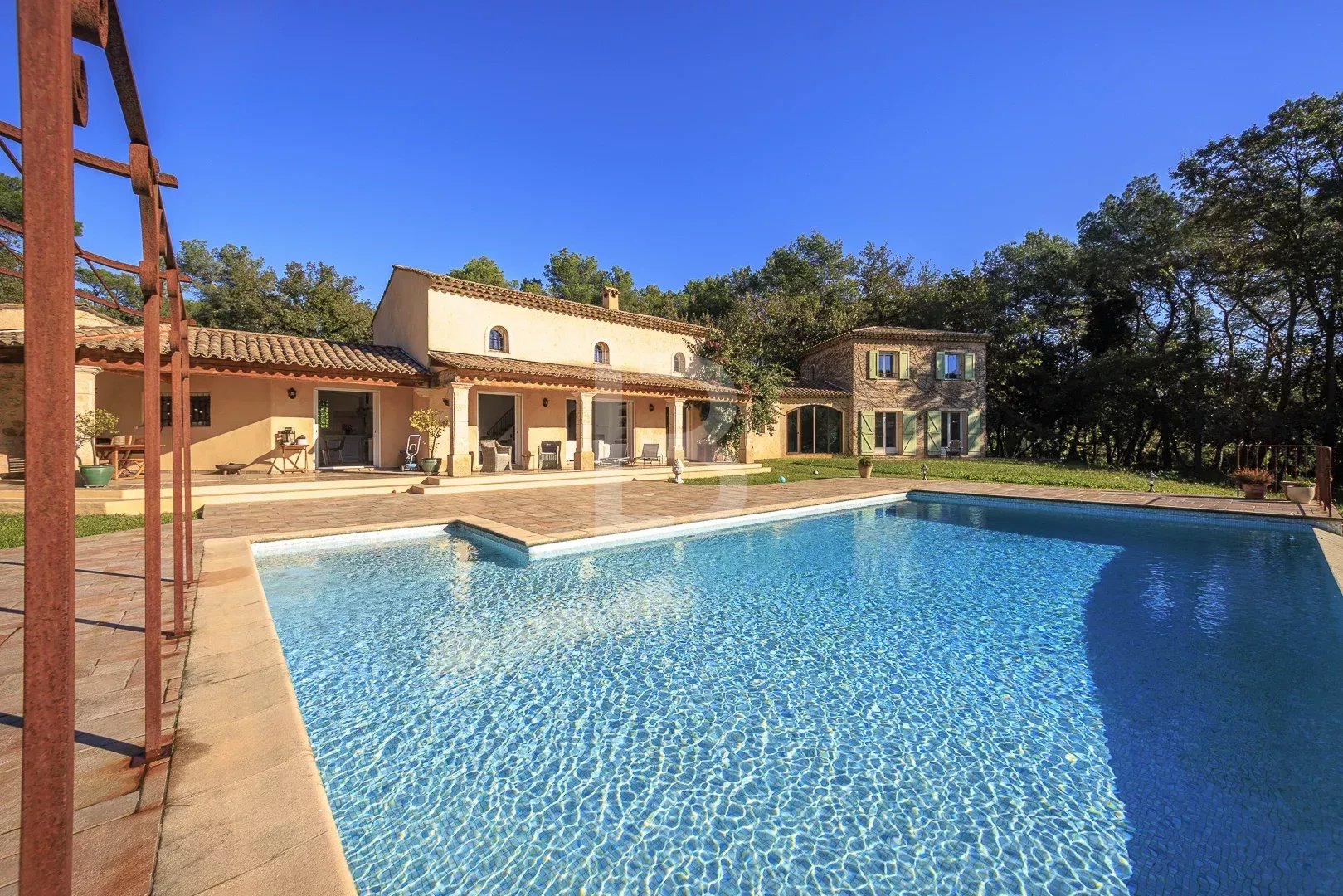 Magnifique villa au calme absolu au coeur d'un domaine très prisé à Valbonne