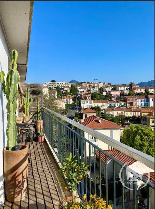 NICE BAS CIMIEZ 3P D'ANGLE ETAGE ELEVE VUE DEGAGEE GARAGE