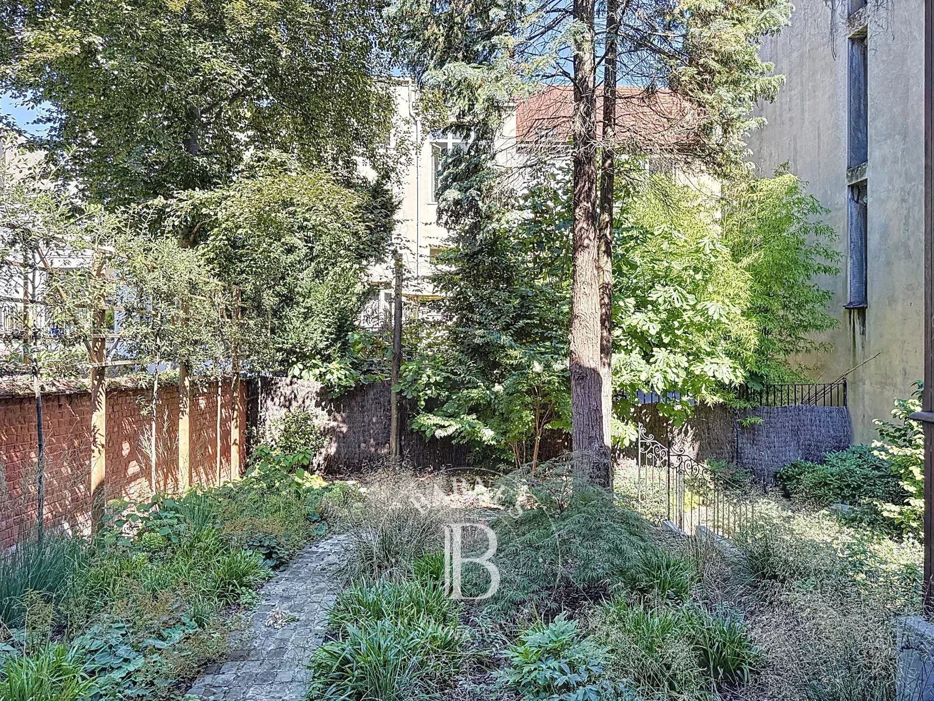 Facing the Abbey of La Cambre – Exceptional Townhouse with Renovation Project