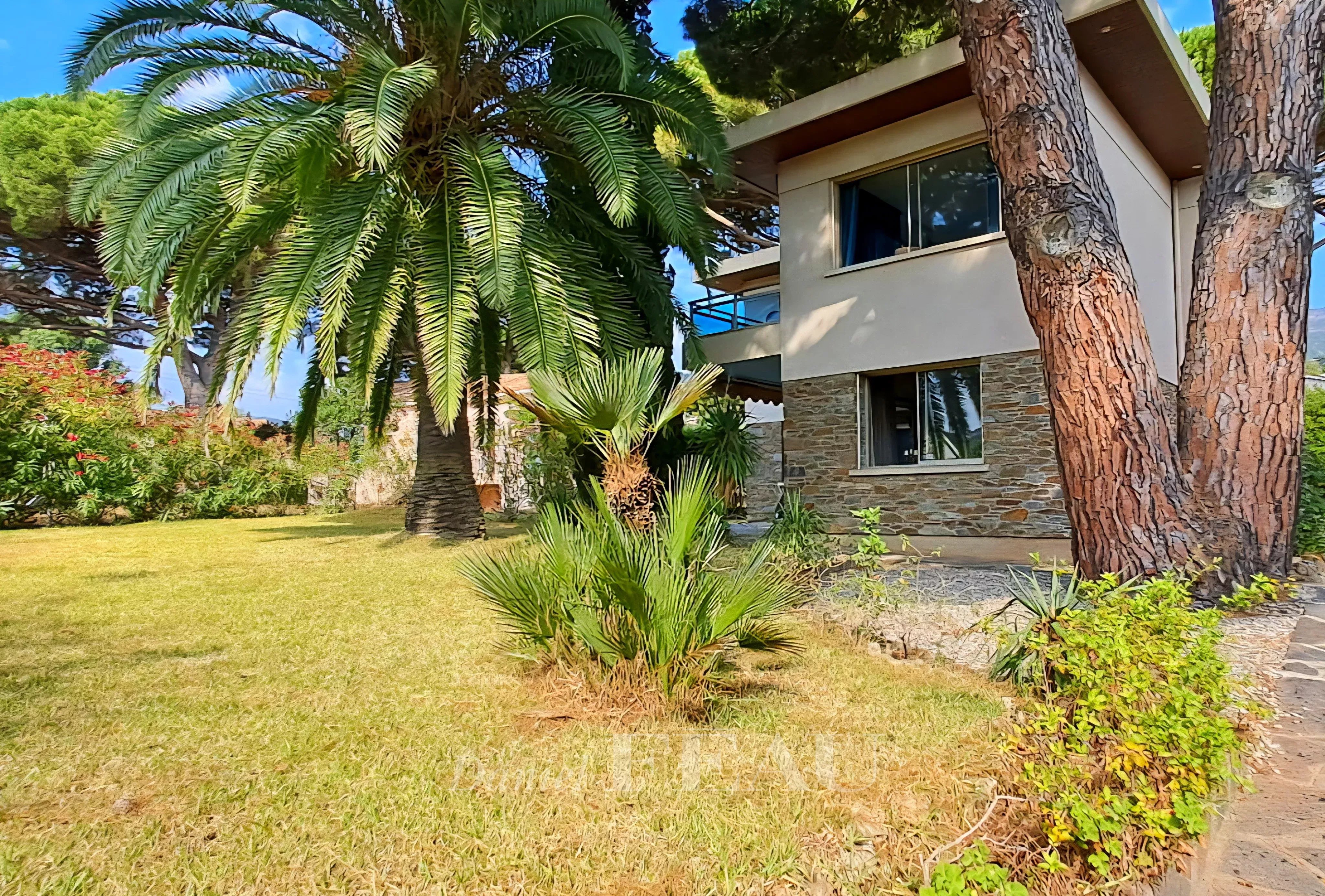 Cavalaire-sur-Mer  -  A property a stone’s throw from the beaches