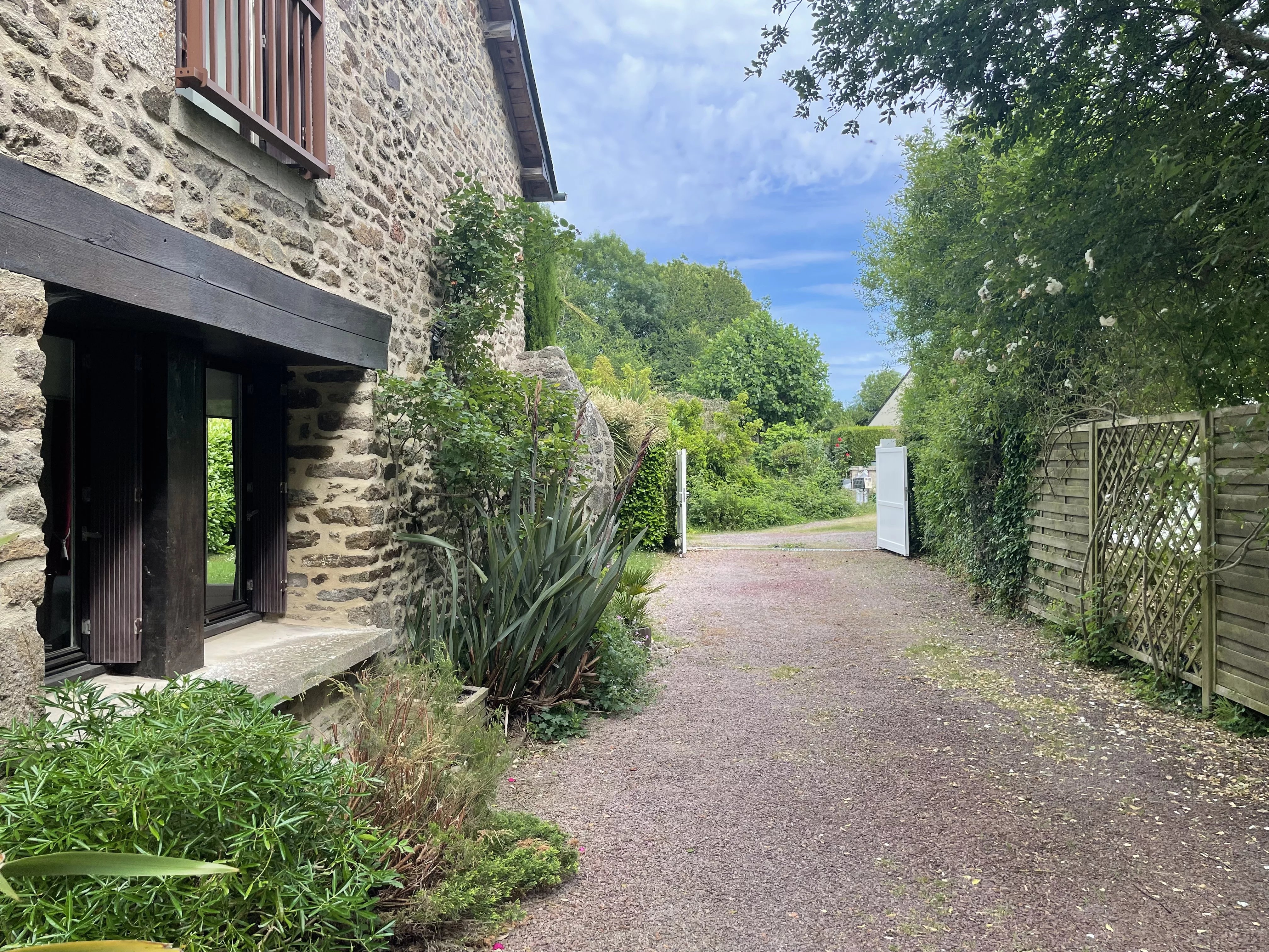 EMPLACEMENT IDÉAL À LANVALLAY – MAISON FAMILIALE AU CALME, PROCHE DES COMMODITÉS