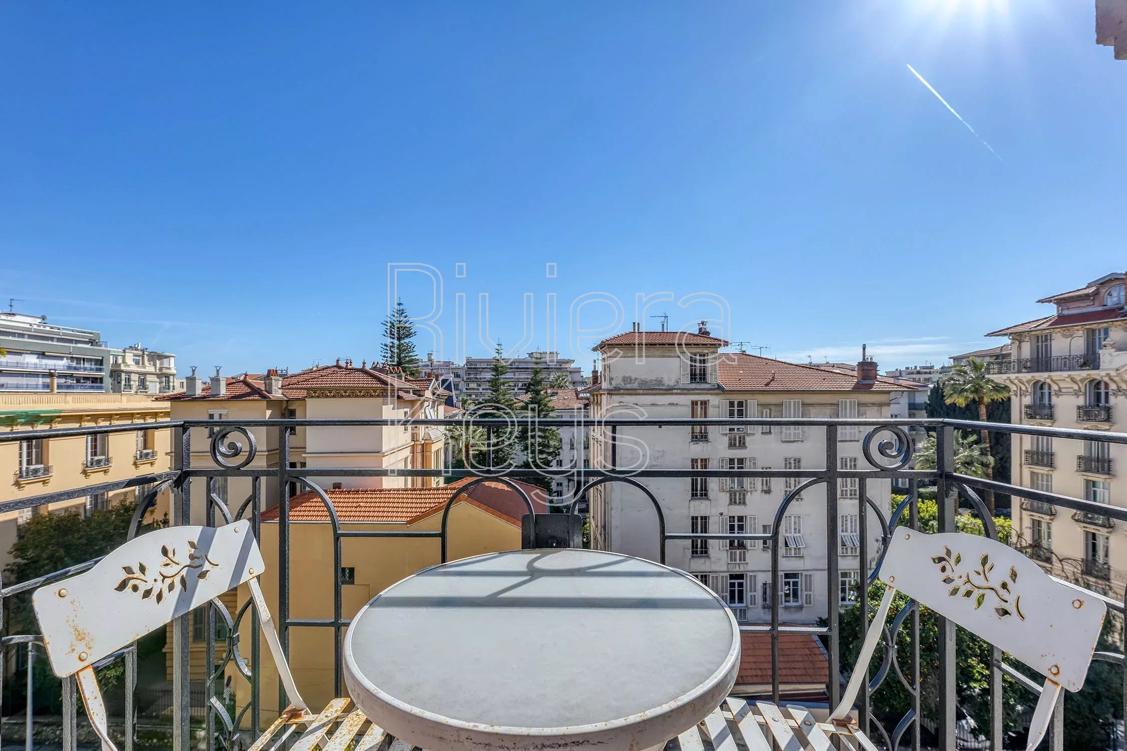 NICE - Fleurs : Appartement 3-pièces lumineux en étage élevé et vue dégagée