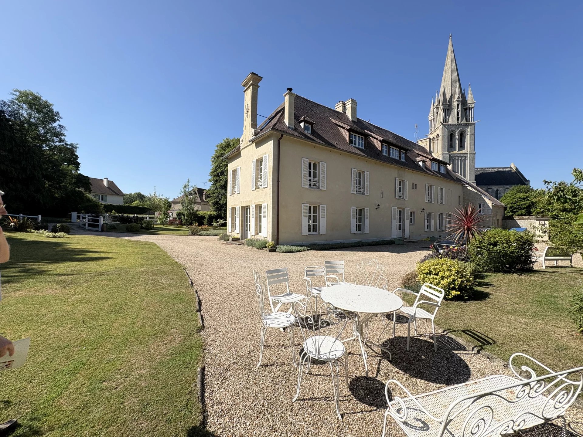 North Caen, 17th-century mansion (12 bedrooms) with 4,457m² (47,975 sq ft) of elegant landscaped grounds in the town centre - picture 1