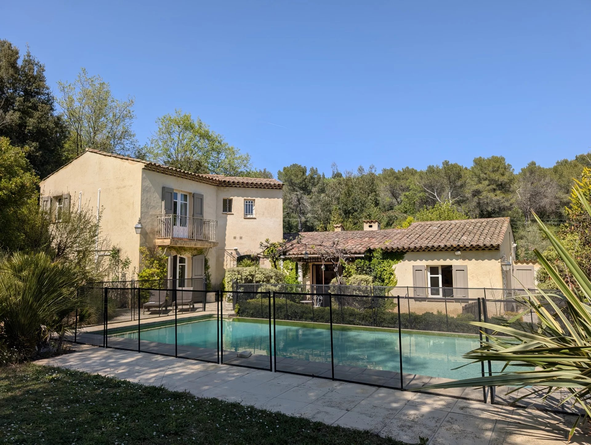 ROQUEFORT LES PINS Maison 5 pièces - 175 m² - Piscine