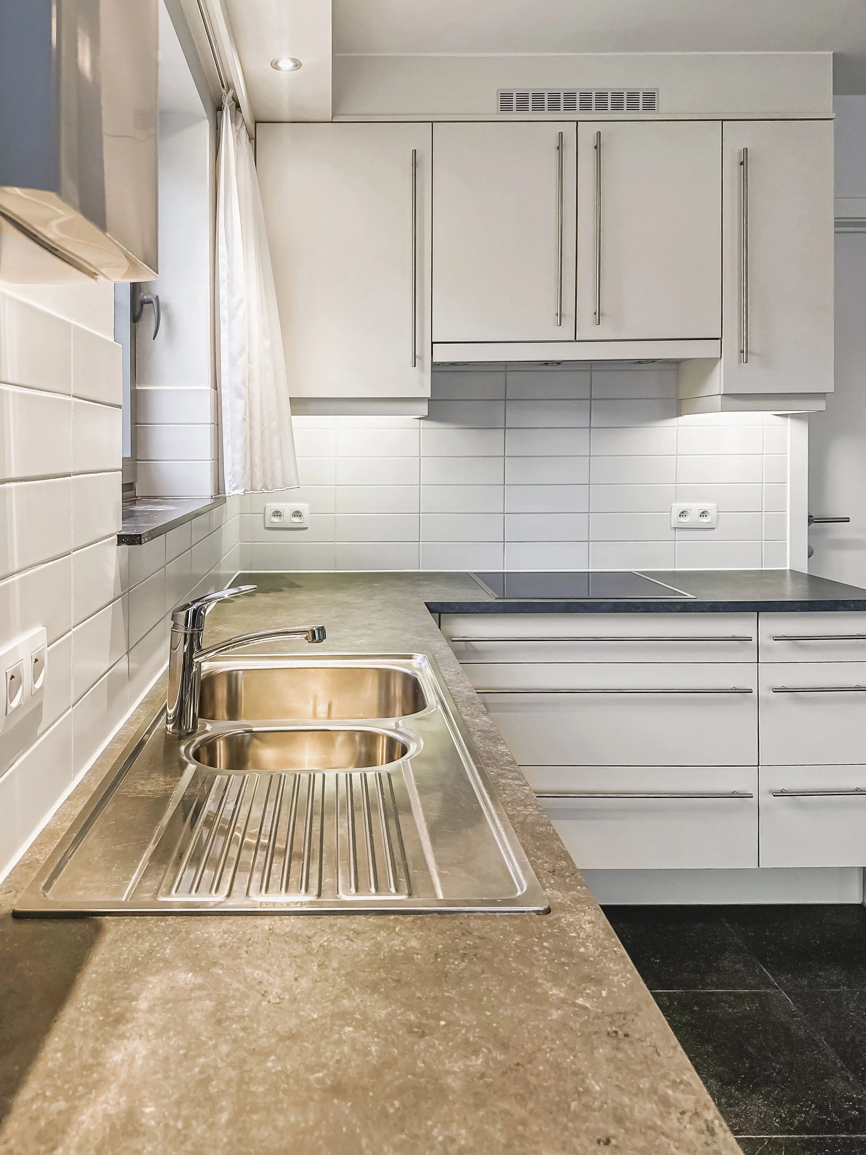 Zeer ruim instapklaar appartement met open uitzicht – 2 slpk – groot terras – garagebox + berging