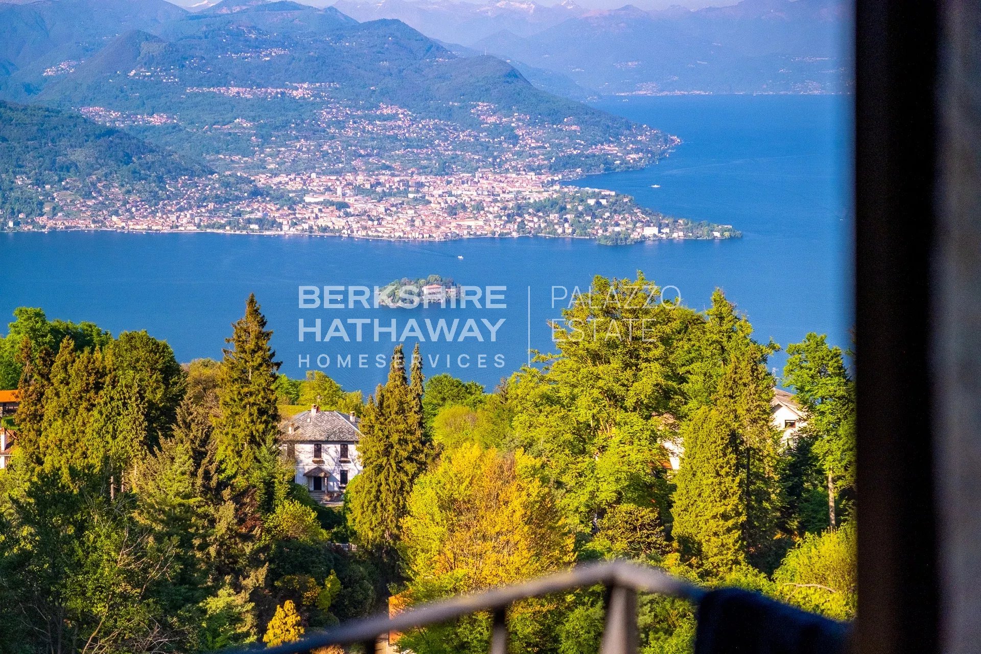Historic Panoramic Villa with Botanical Park and Lake View