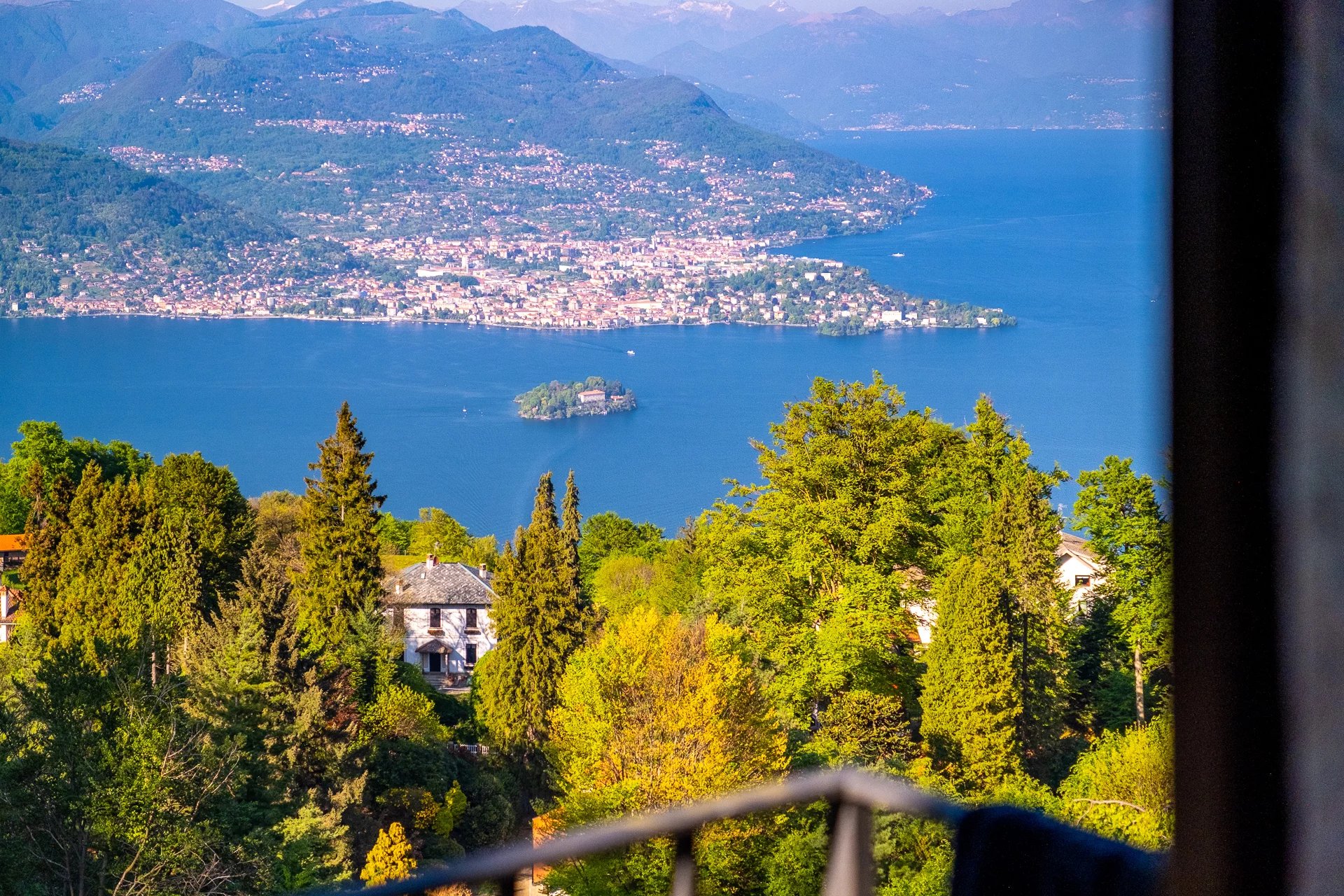 Villa panoramica d’epoca con parco privato e vista lago a Stresa