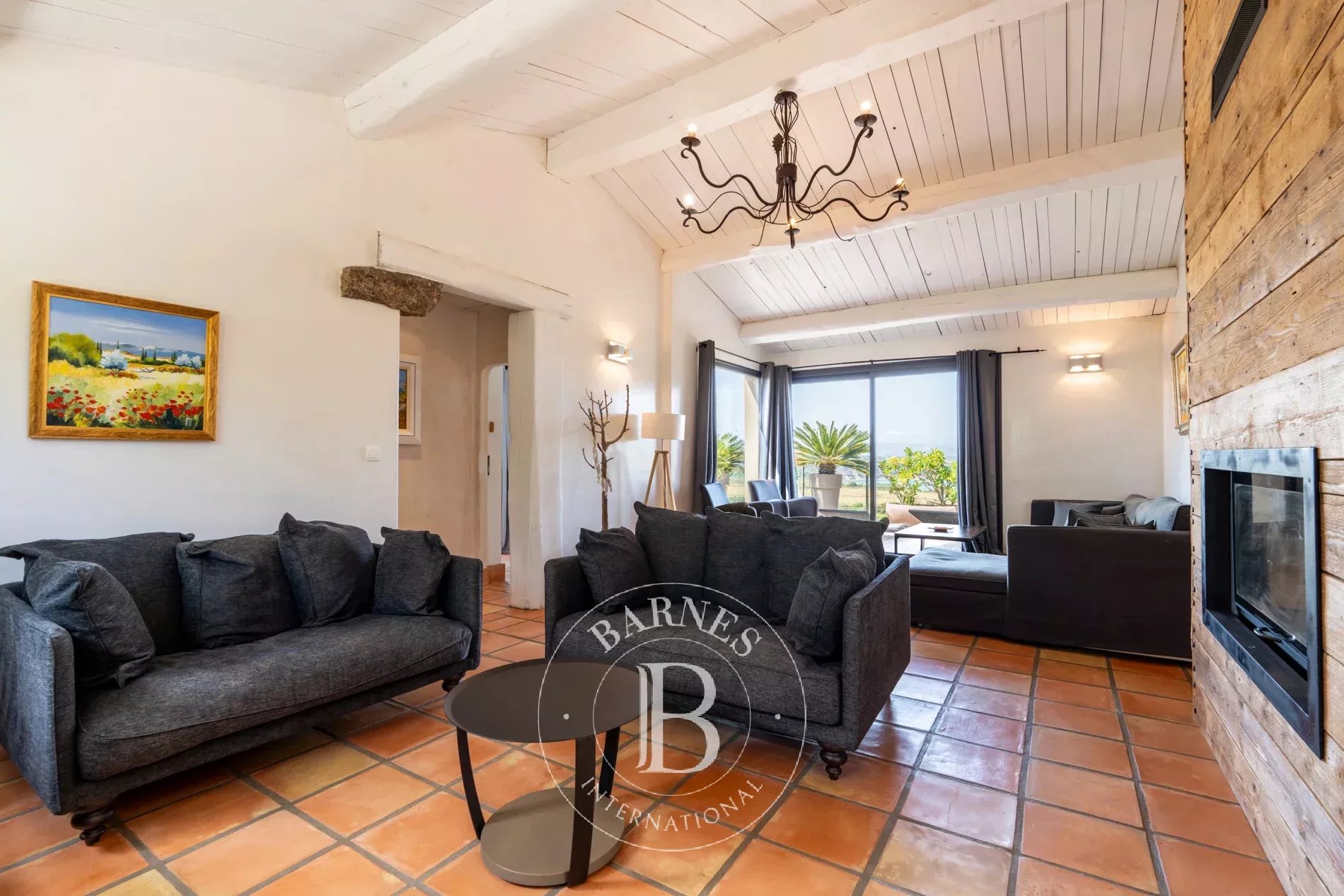 Exclusive listing – Bonifacio. Architect-designed villa in the style of a bergerie, featuring 4 bedrooms, a swimming pool, sea and mountain views, and close proximity to the beach. - picture 10 title=