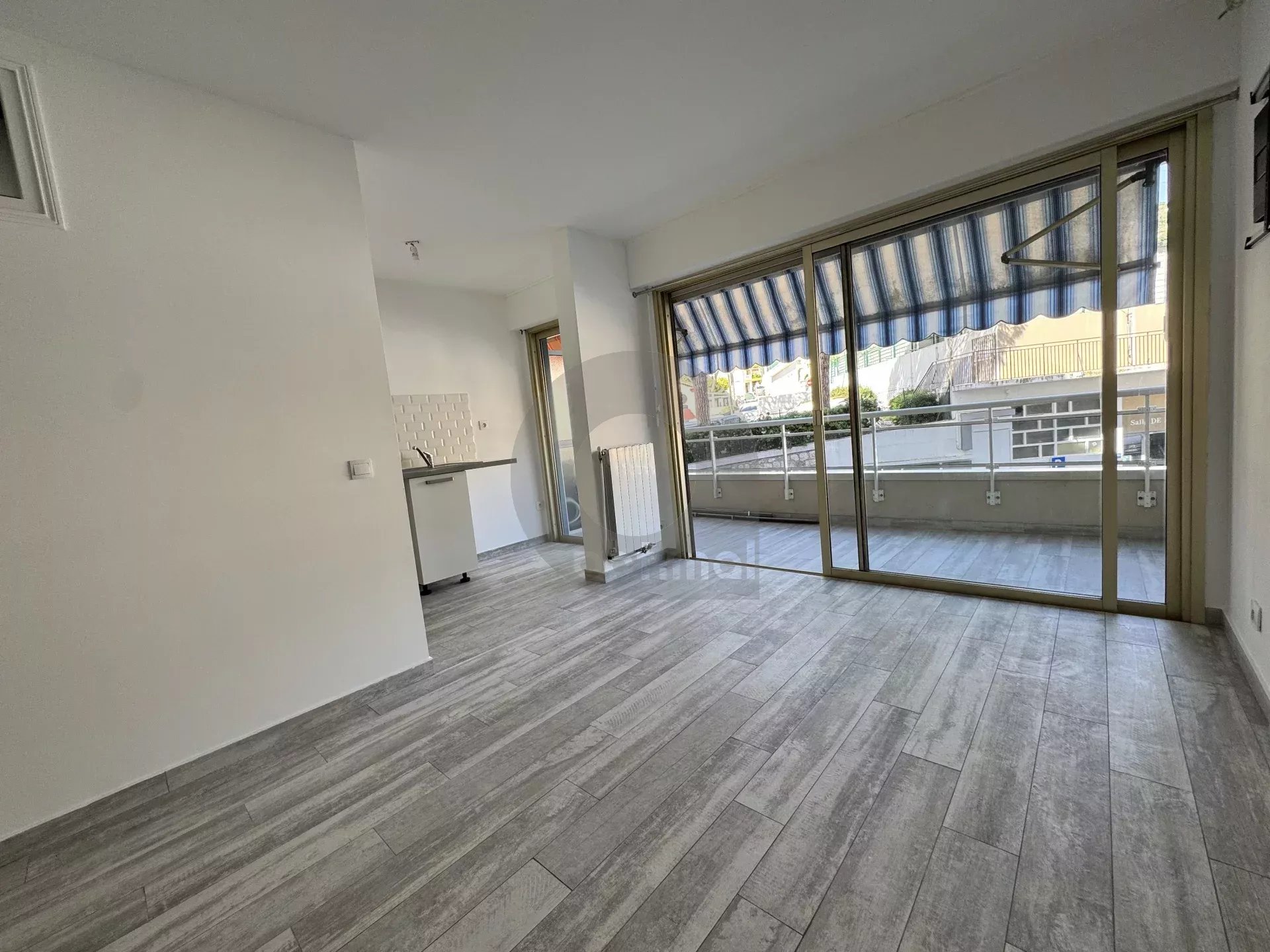 ROQUEBRUNE STUDI CENTRE VILLE BON ÉTAT