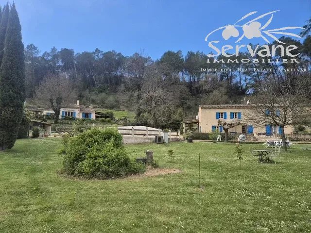 SALERNES Property with strong rental potential: 3 houses and a separate apartment