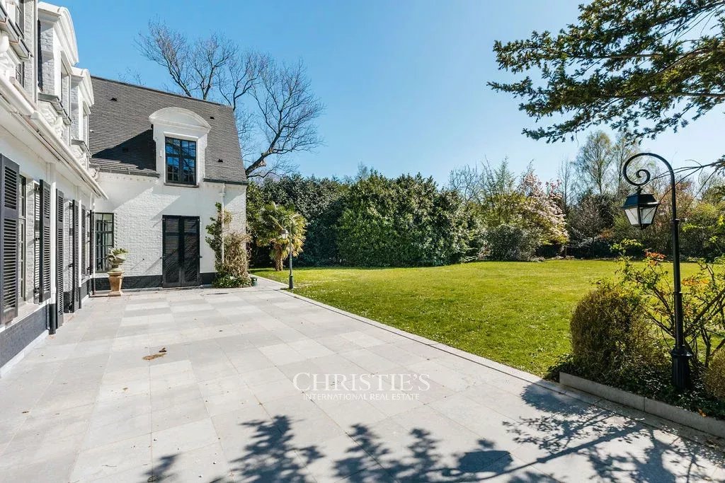 Manoirwijk – Charmante villa op een achterliggend perceel van 55 are