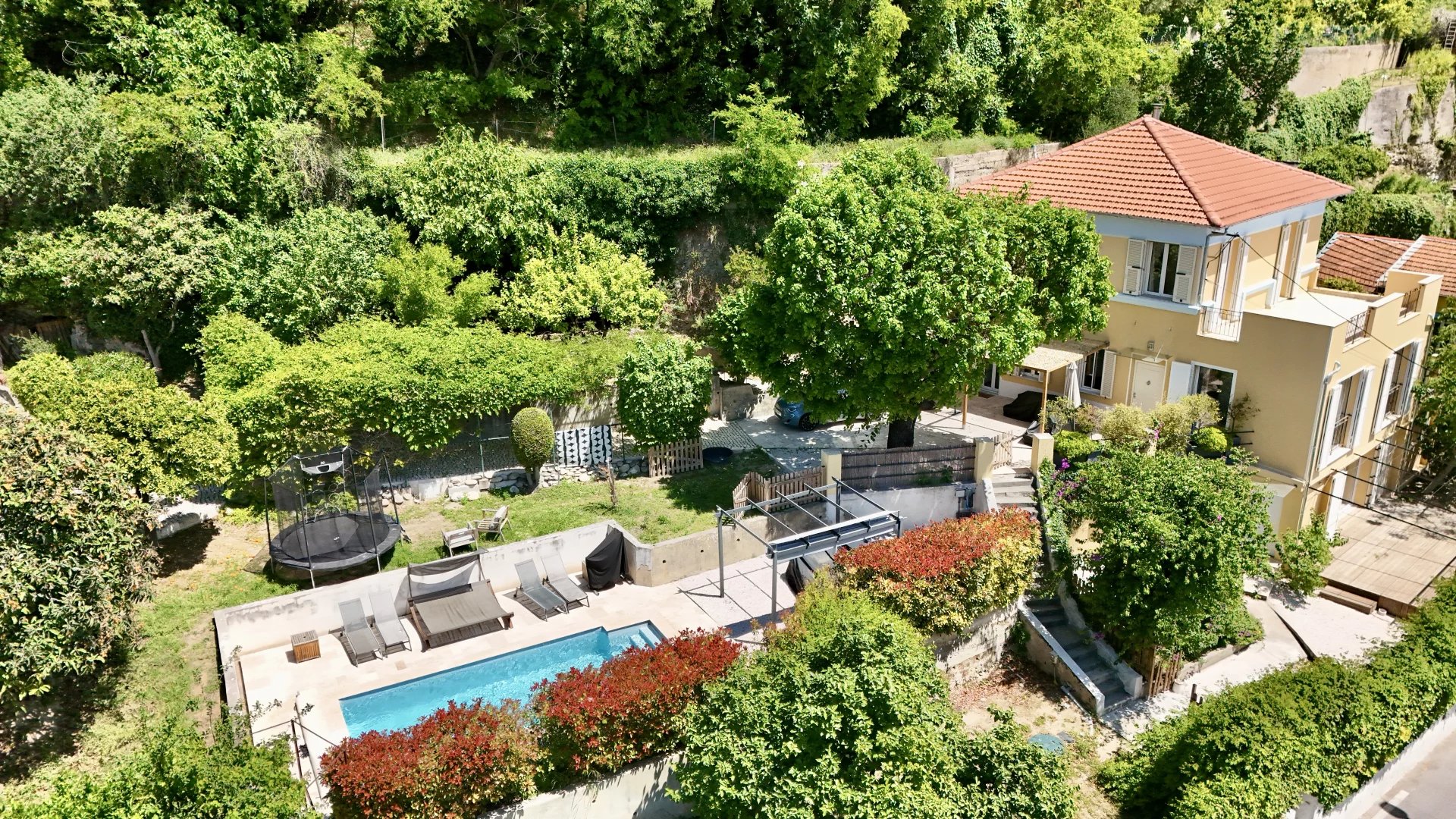 NICE – SAINT-ISIDORE | Villa de caractère des années 1930 – Propriété d'exception avec piscine, appartement indépendant et annexes