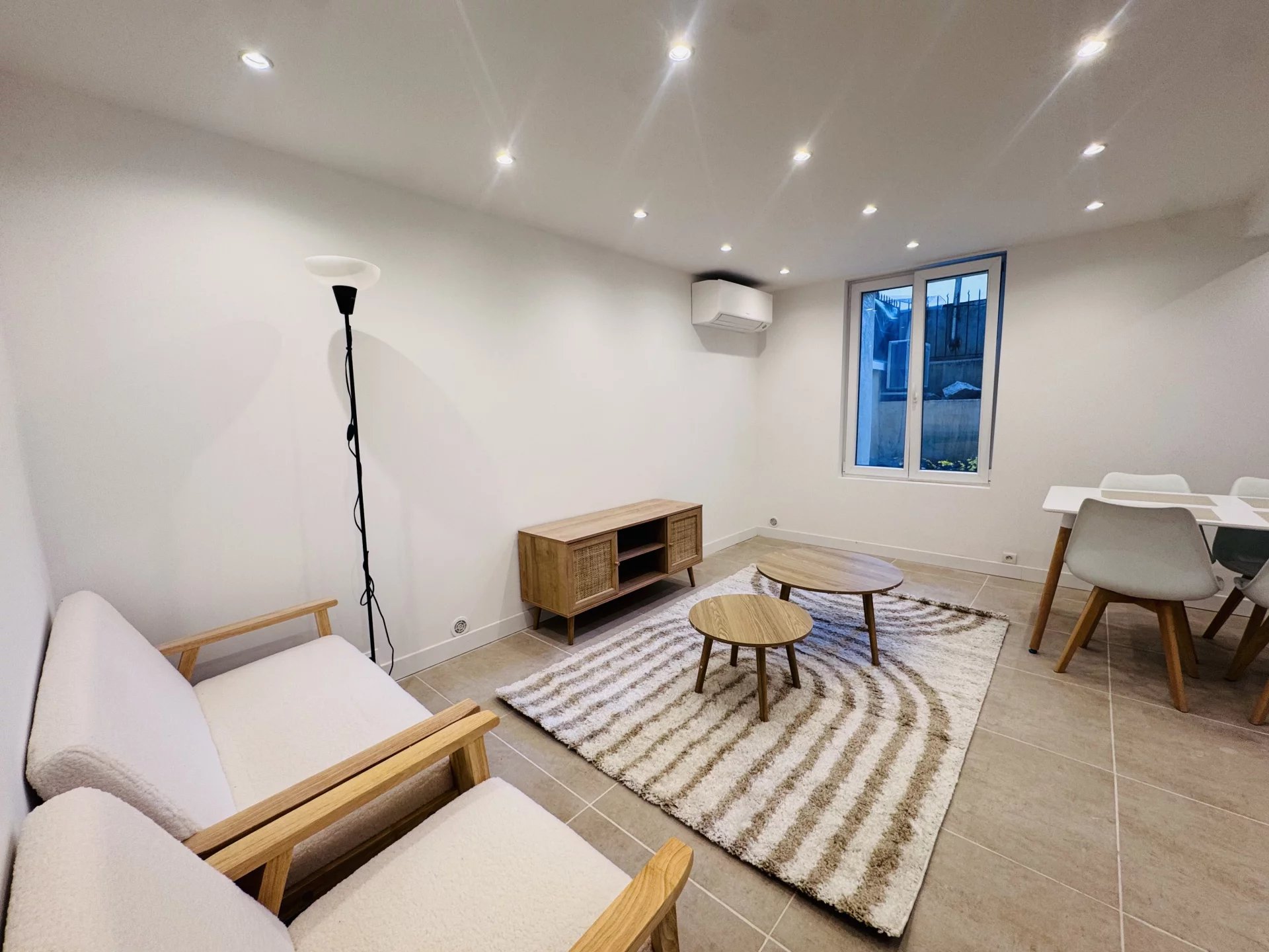 NICE RIQUIER APPARTEMENT T3 AVEC CUISINE EQUIPE ET JARDIN PRIVATIF