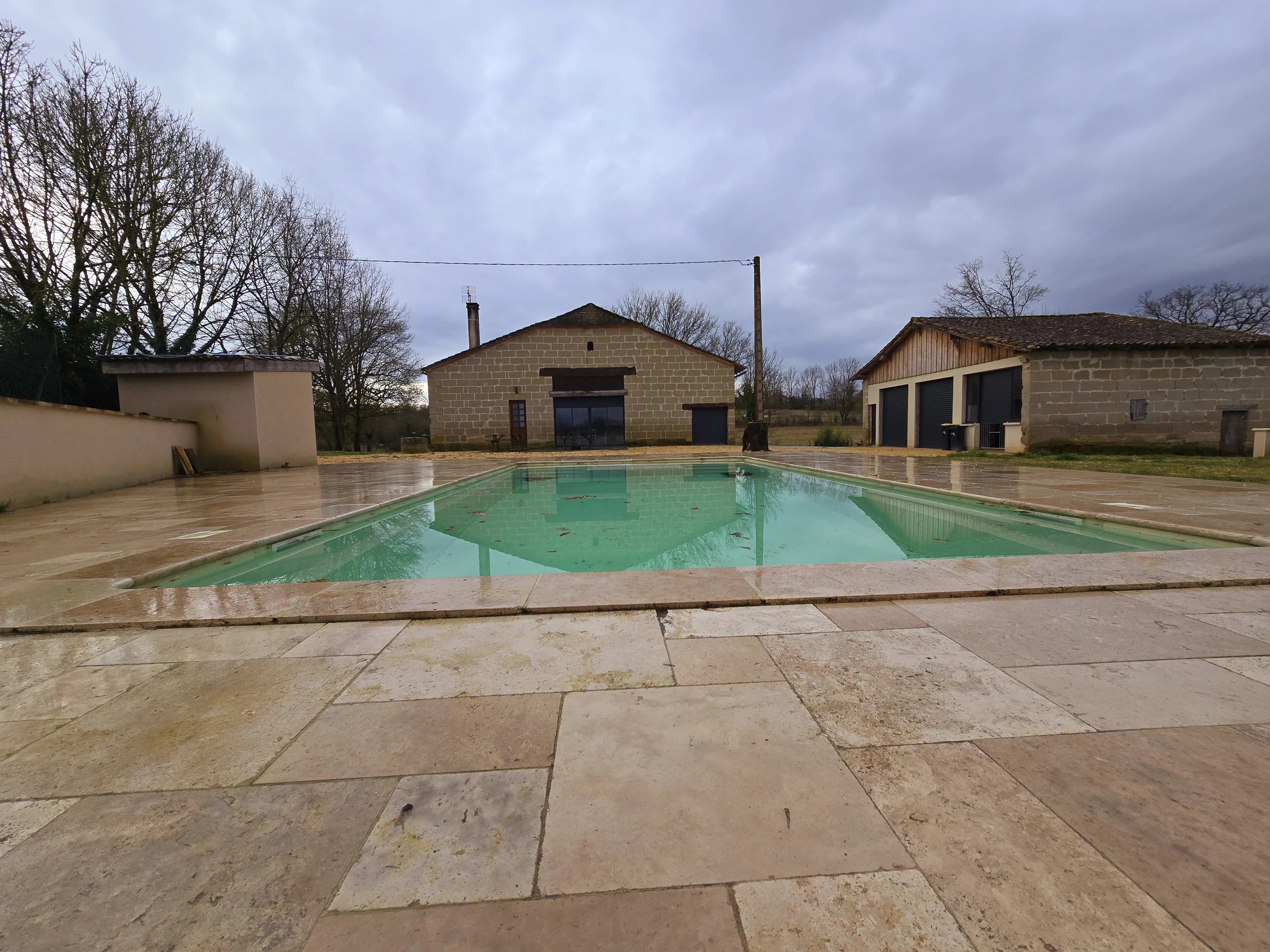 Maison de pierre de taille avec belle piscine