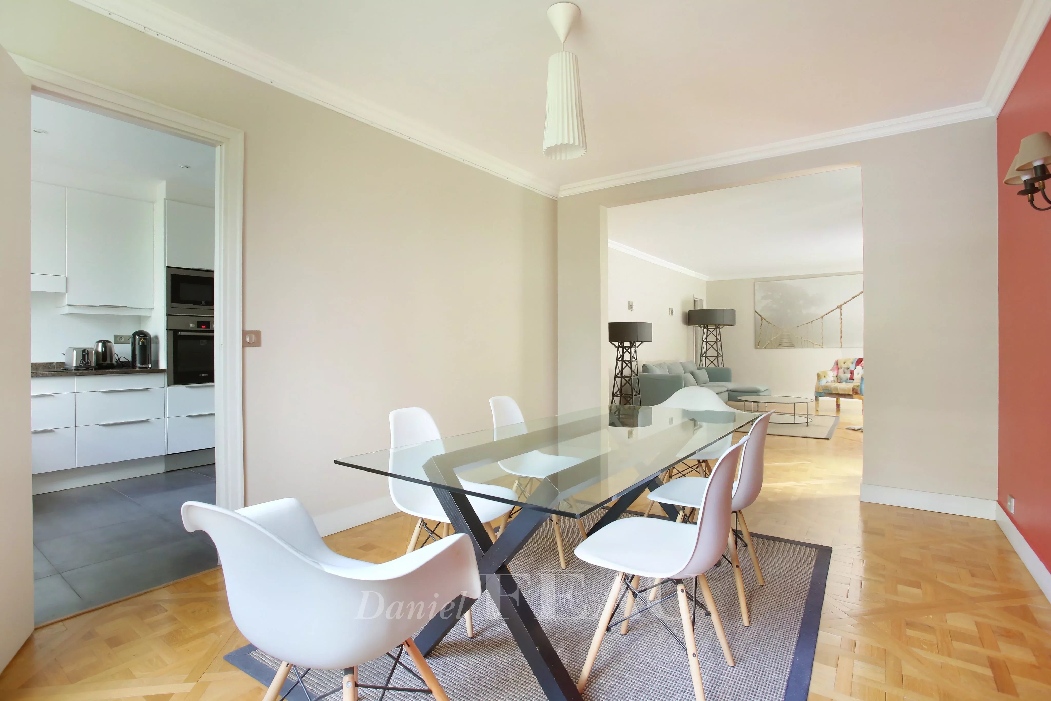 Salle à manger avec accès cuisine