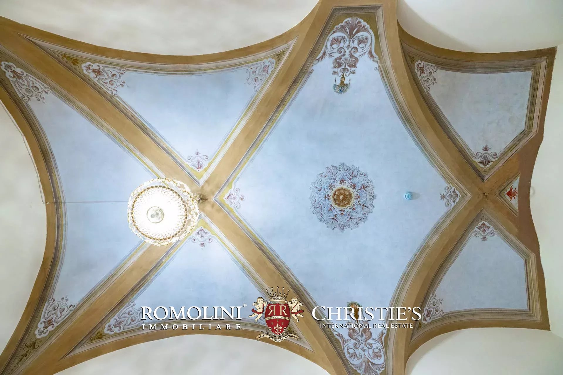 PRACHTVOLLER RESTAURIERTER PALAZZO MIT BLICK AUF DAS HISTORISCHE ZENTRUM VON FLORENZ ZU VERKAUFEN