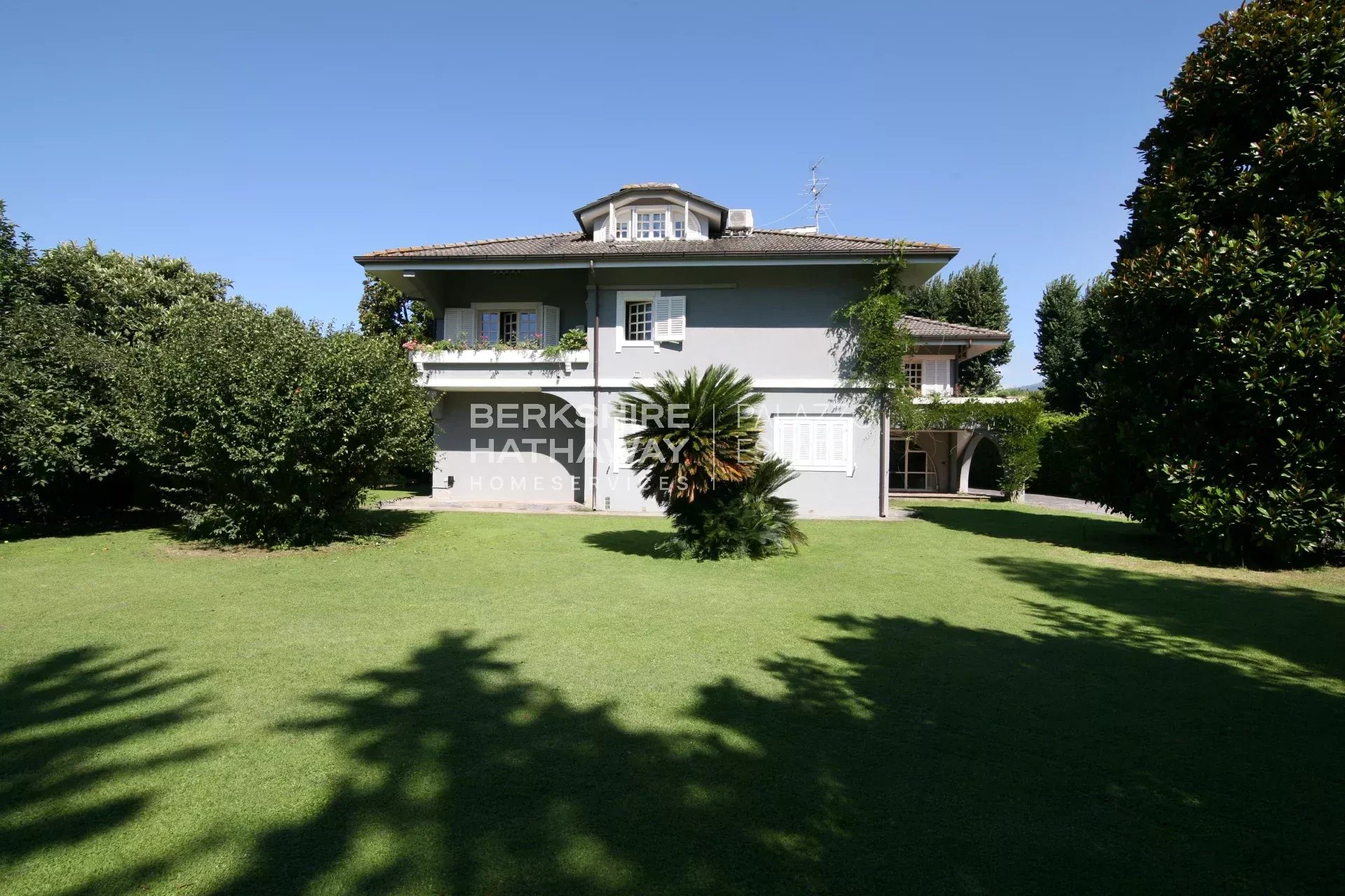 Magnificent detached villa with a large garden, minutes from the sea and Pietrasanta