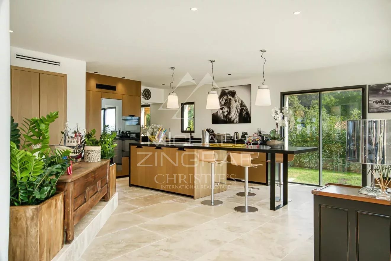 5 Bedroom Villa/Townhouse's Image 3