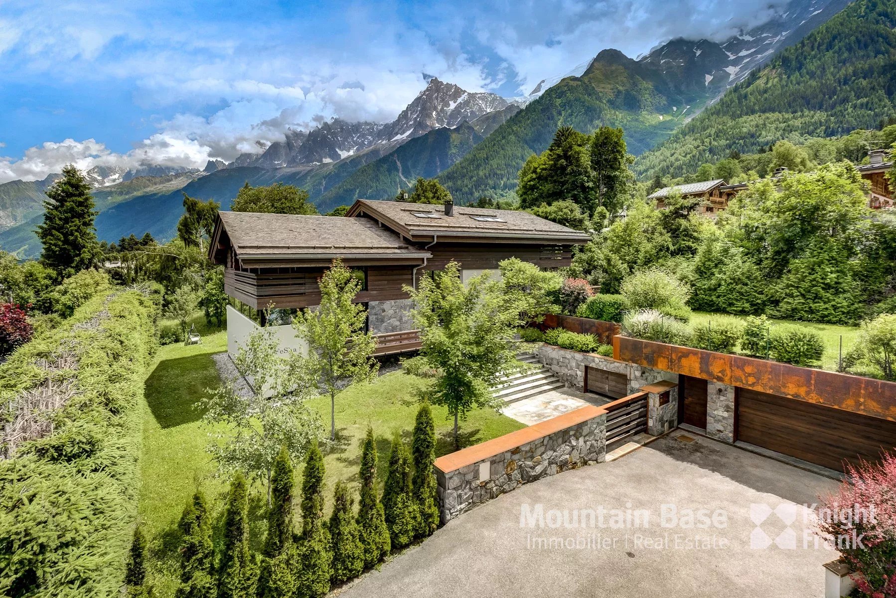 Photo of Beautifully designed, contemporary 4/5 bedroom chalet in a quiet area of Les Houches
