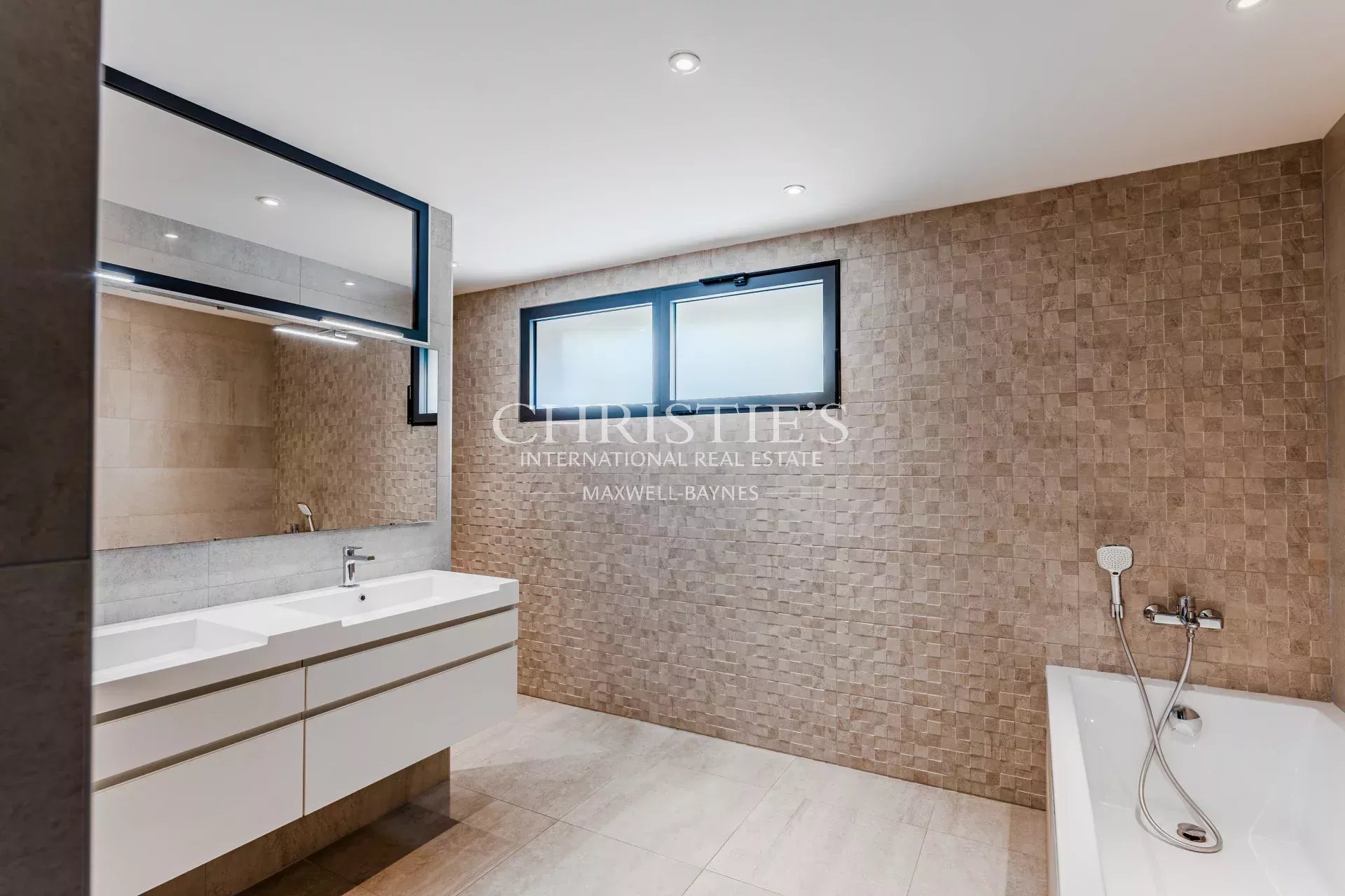 5 Bedroom Villa/Townhouse's Image 14