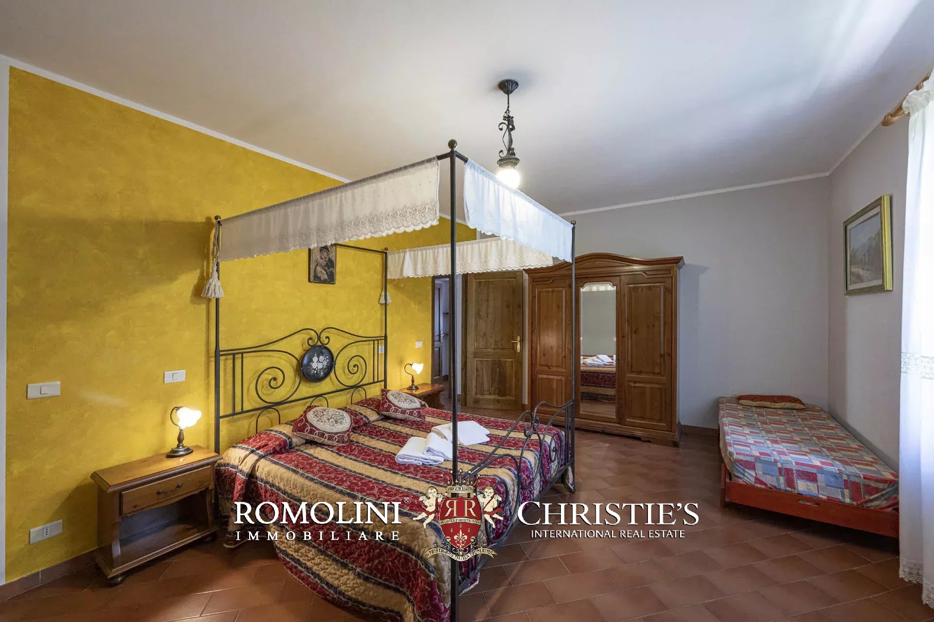 34 Bedroom Vineyard's Image 71