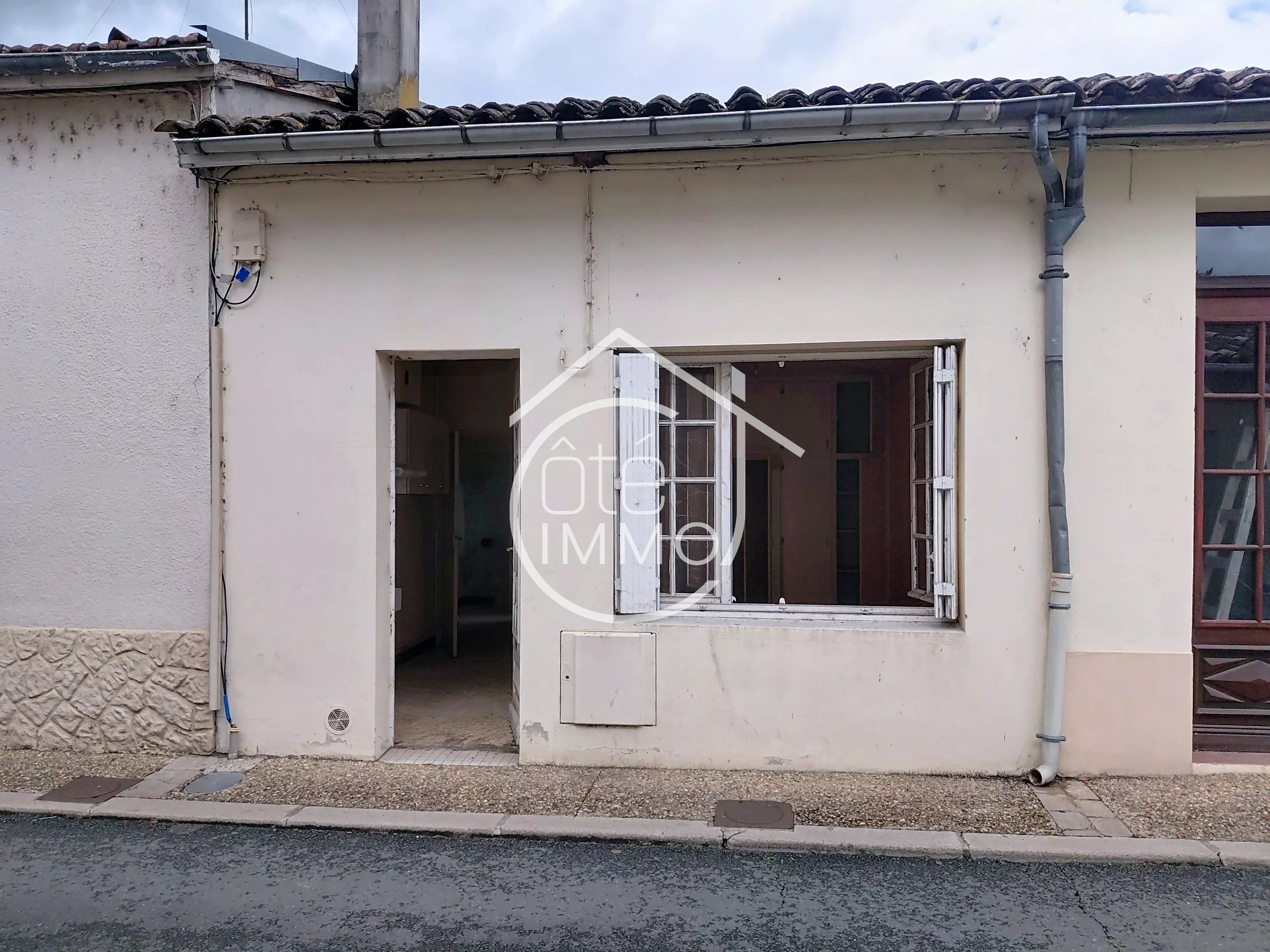 Ste Foy-la-Grande : Maison de ville T2 de plain-pied avec cour