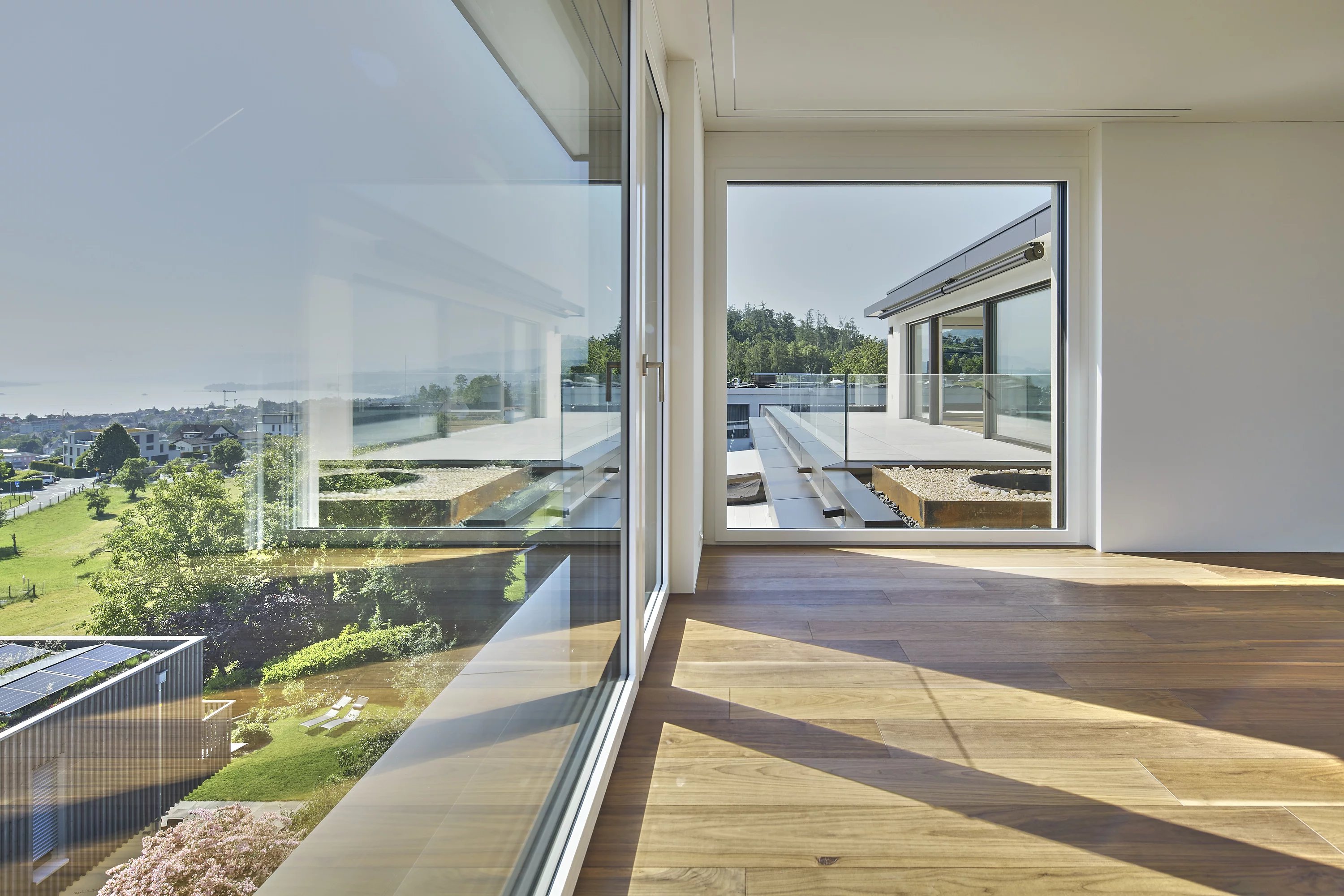 Exclusive penthouse with breathtaking views of the lake and the Alps