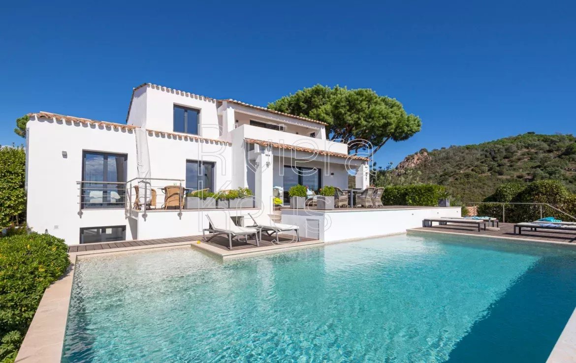 CANNES: Moderne luksusvilla med 5 soverom, basseng og panoramautsikt over havet