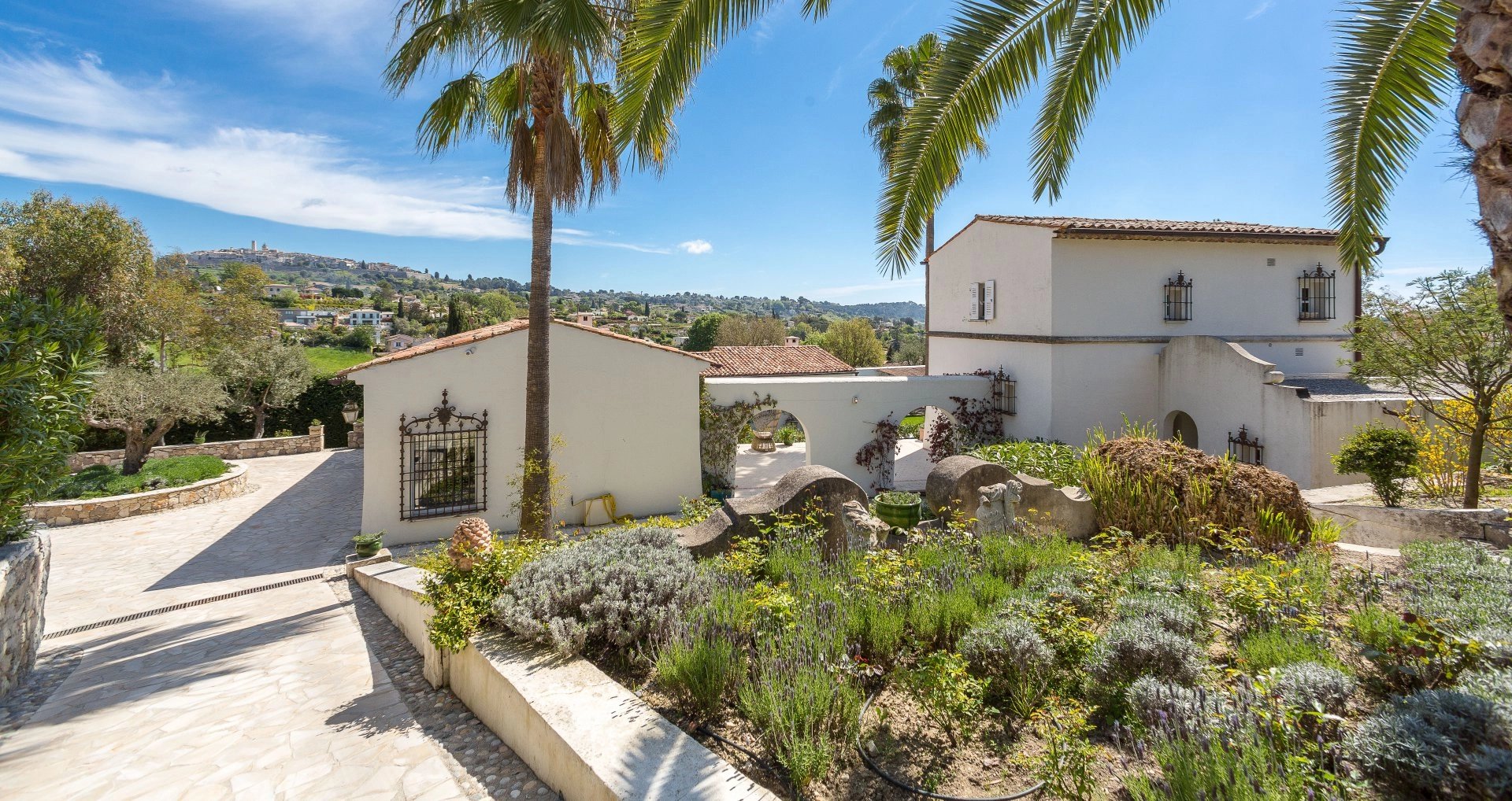 Elegant property with an exceptional view of Saint-Paul de Vence