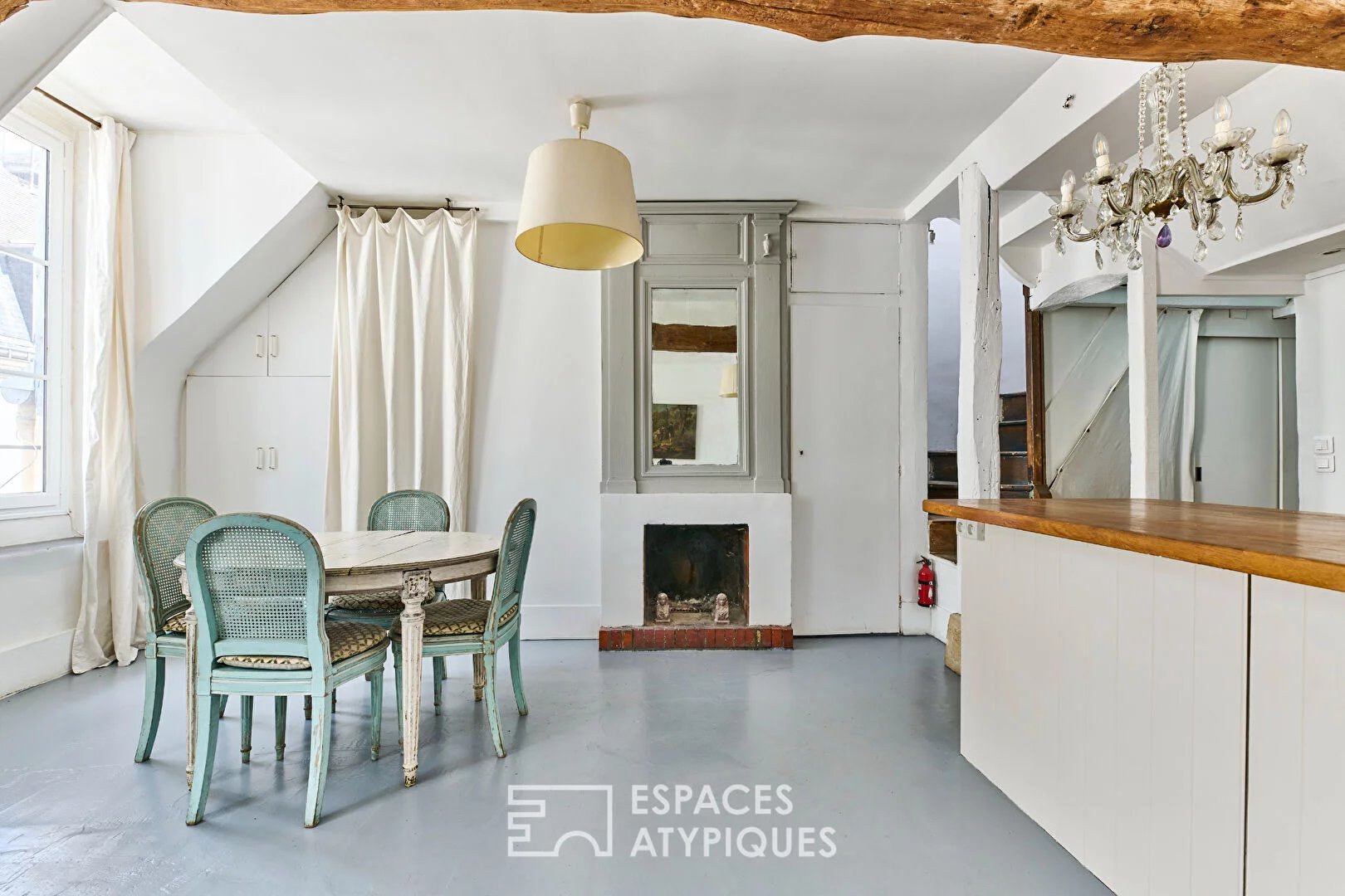 Duplex chargé d'histoire proche de la Place des Vosges