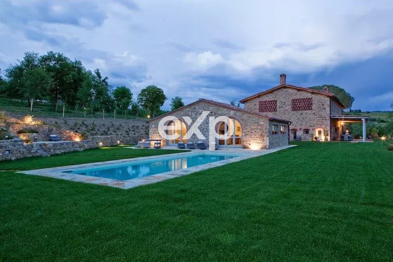 TUSCANY/Chianti: Charming Property with Panoramic Swimming Pool and Cascade Hydromassage
