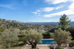 Charming villa with panoramic views in the heart of a sought-after private estate — photo 2 of 7