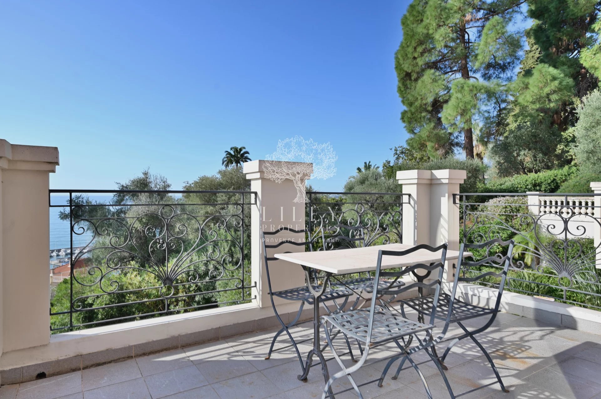 Unique and rare apartment for sale in Menton Garavan