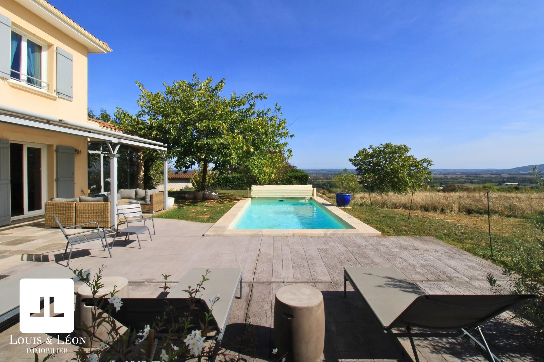 Maison récente avec piscine et vue à couper le souffle