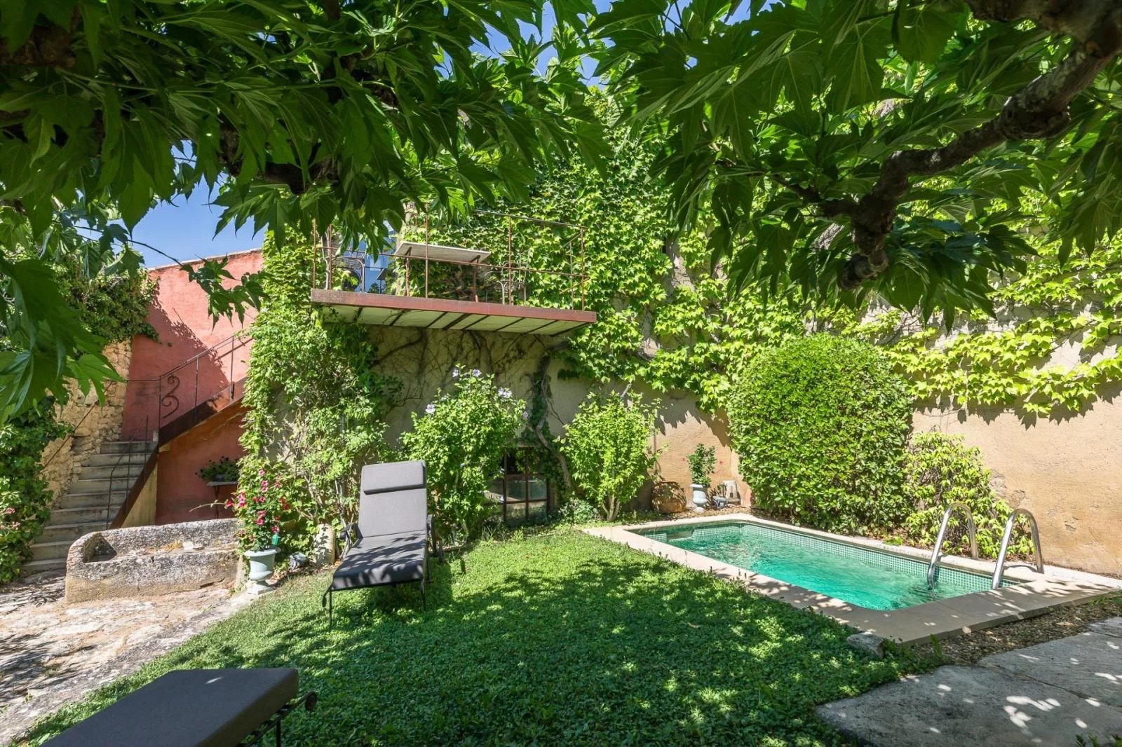 Maison de hameau avec bassin à Gordes