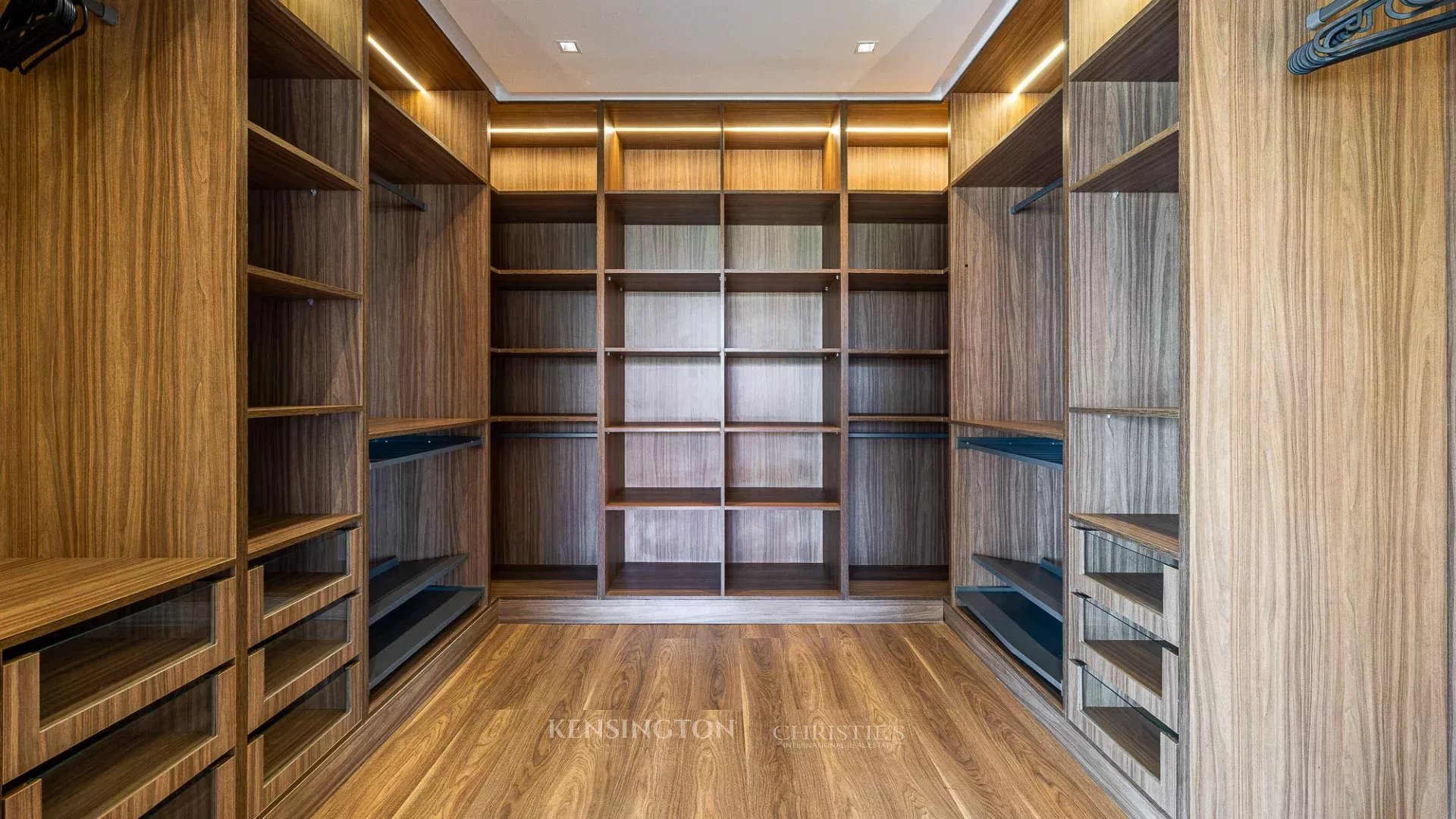 4 Bedroom Villa/Townhouse's Image 9