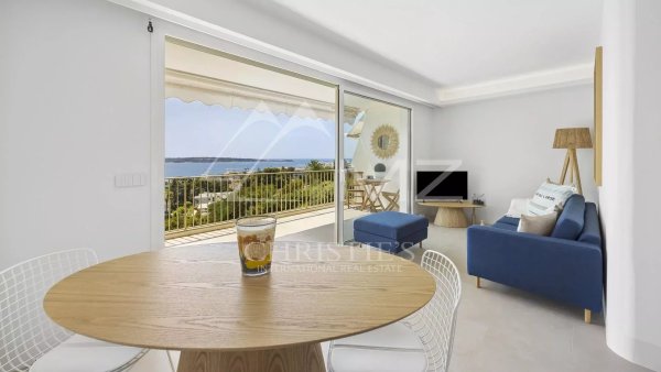 Magnificent two-room apartment with panoramic sea view — photo 5