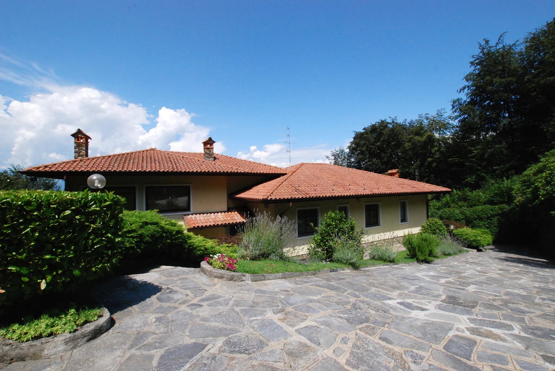 Stresa Prestige-Villa zum Verkauf mit Garten und Blick auf den Lago Maggiore