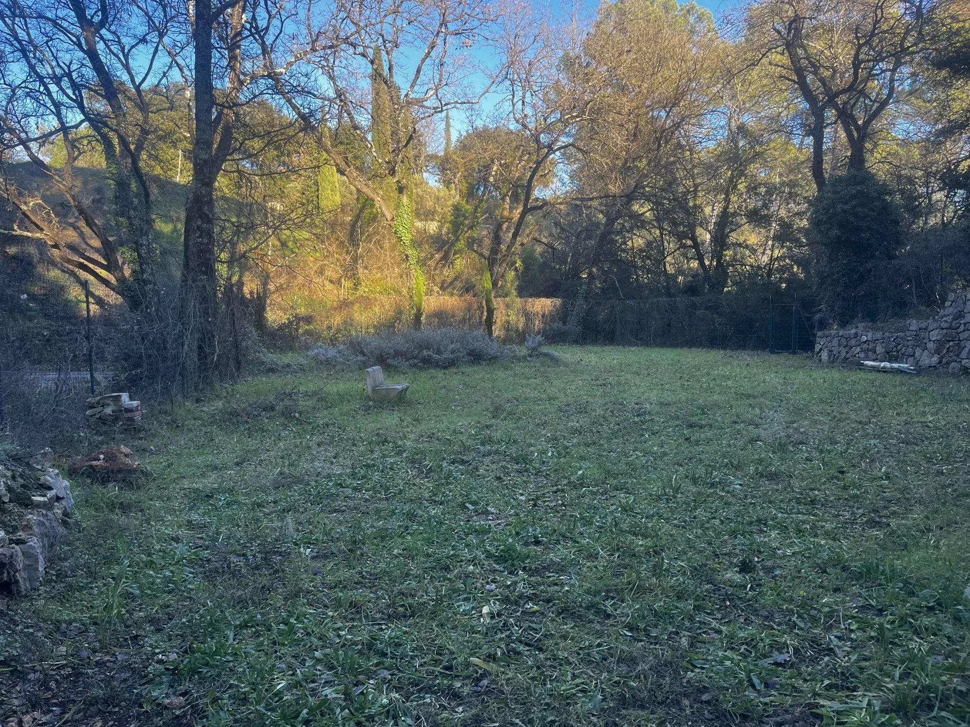 BUILDING LAND IN LORGUES