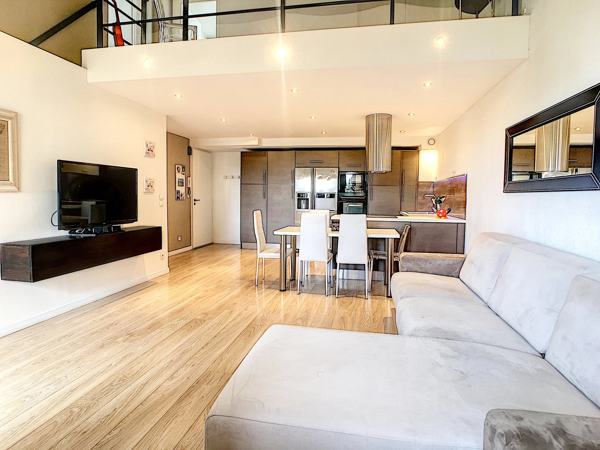 Salon Parquet Hauteur sous plafond