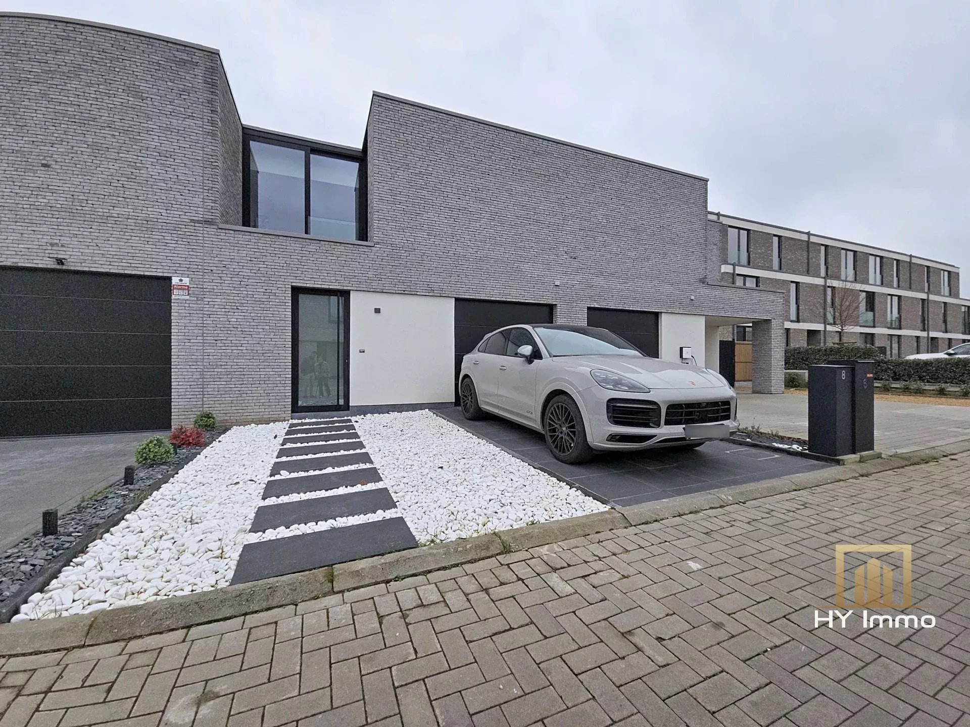 HUIS VAN 2023 M² MET 3 SLAAPKAMERS + 2 BADKAMERS + TUIN VAN 120 M² - GARAGE & PARKEERPLAATS