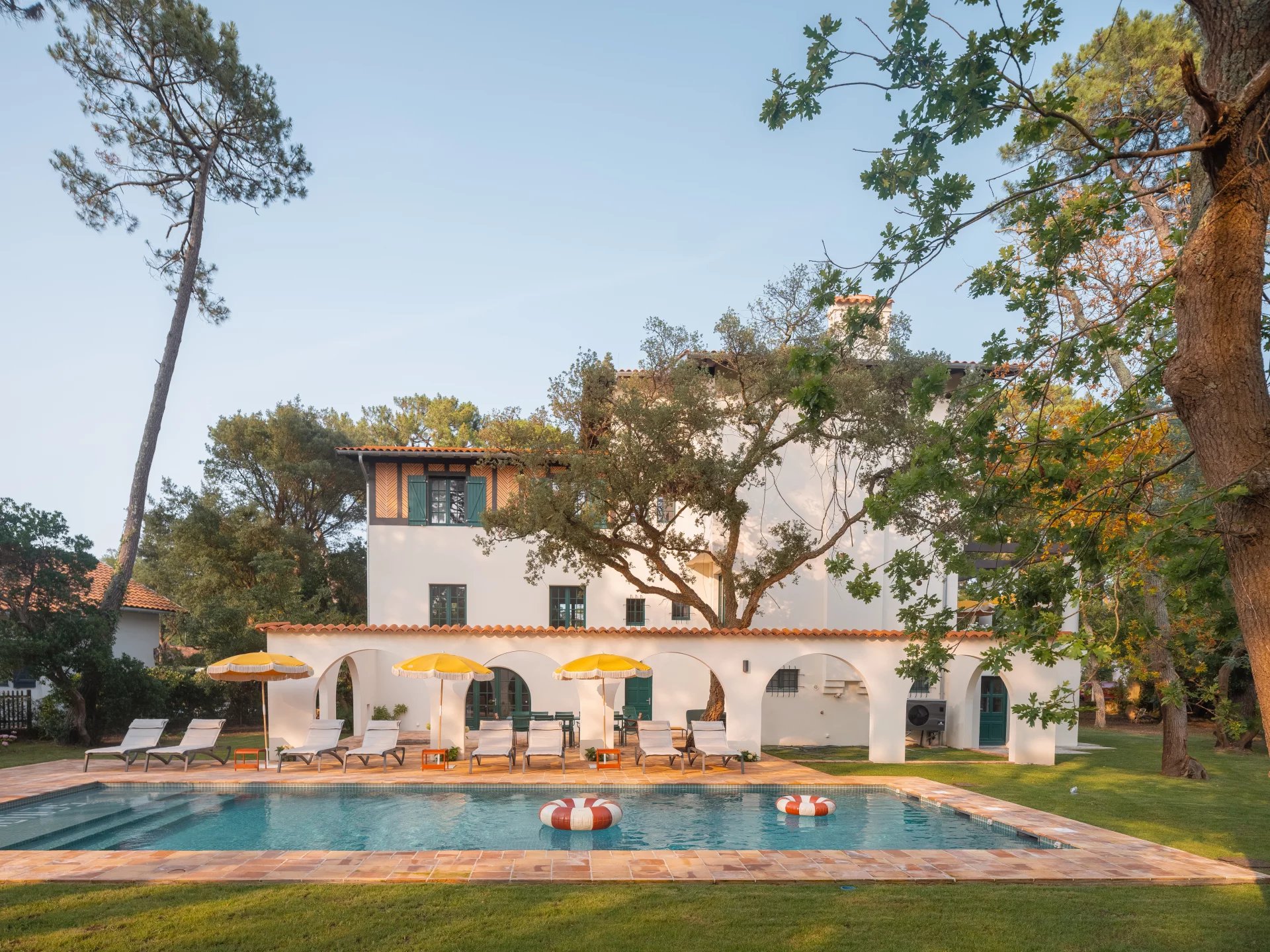 ALMA – Exquisite architect-designed villa nestled between the Lake and the Ocean, featuring a stunning pool. - picture 1