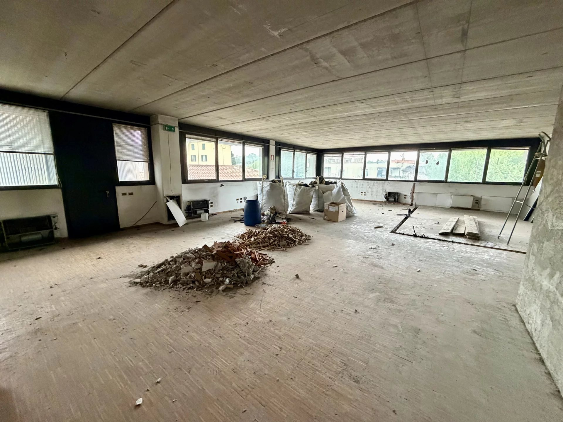 Sale Office - Como - Italy