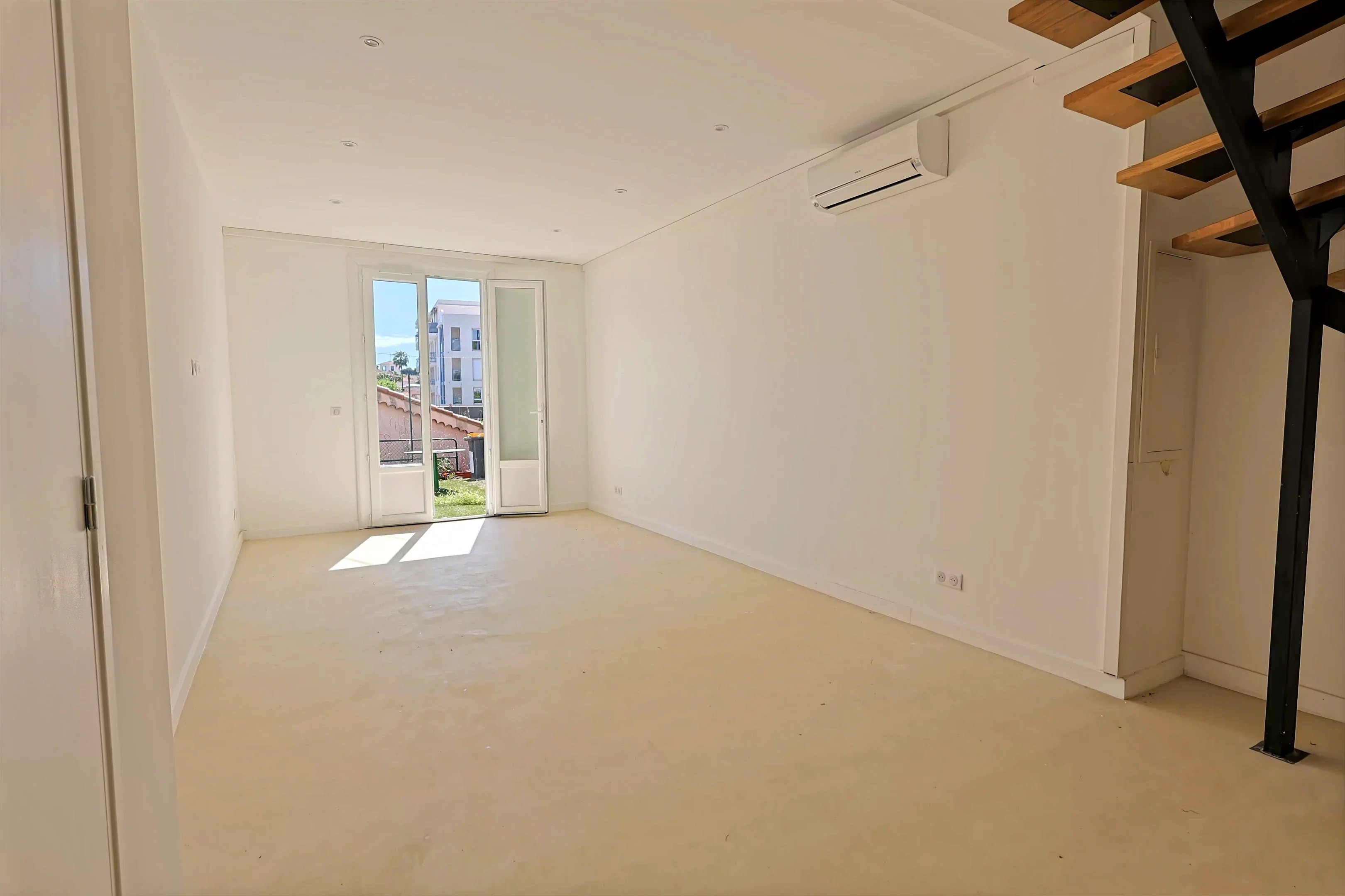 Charmant duplex 3 pièces entièrement rénové – Antibes, à deux pas du centre-ville